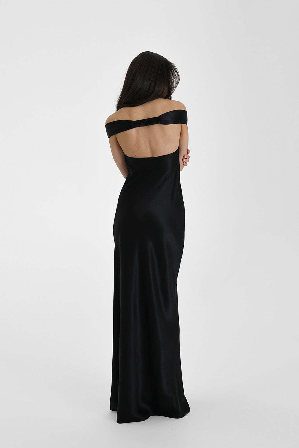 Vestido Aumare Atrani en negro de resort wear