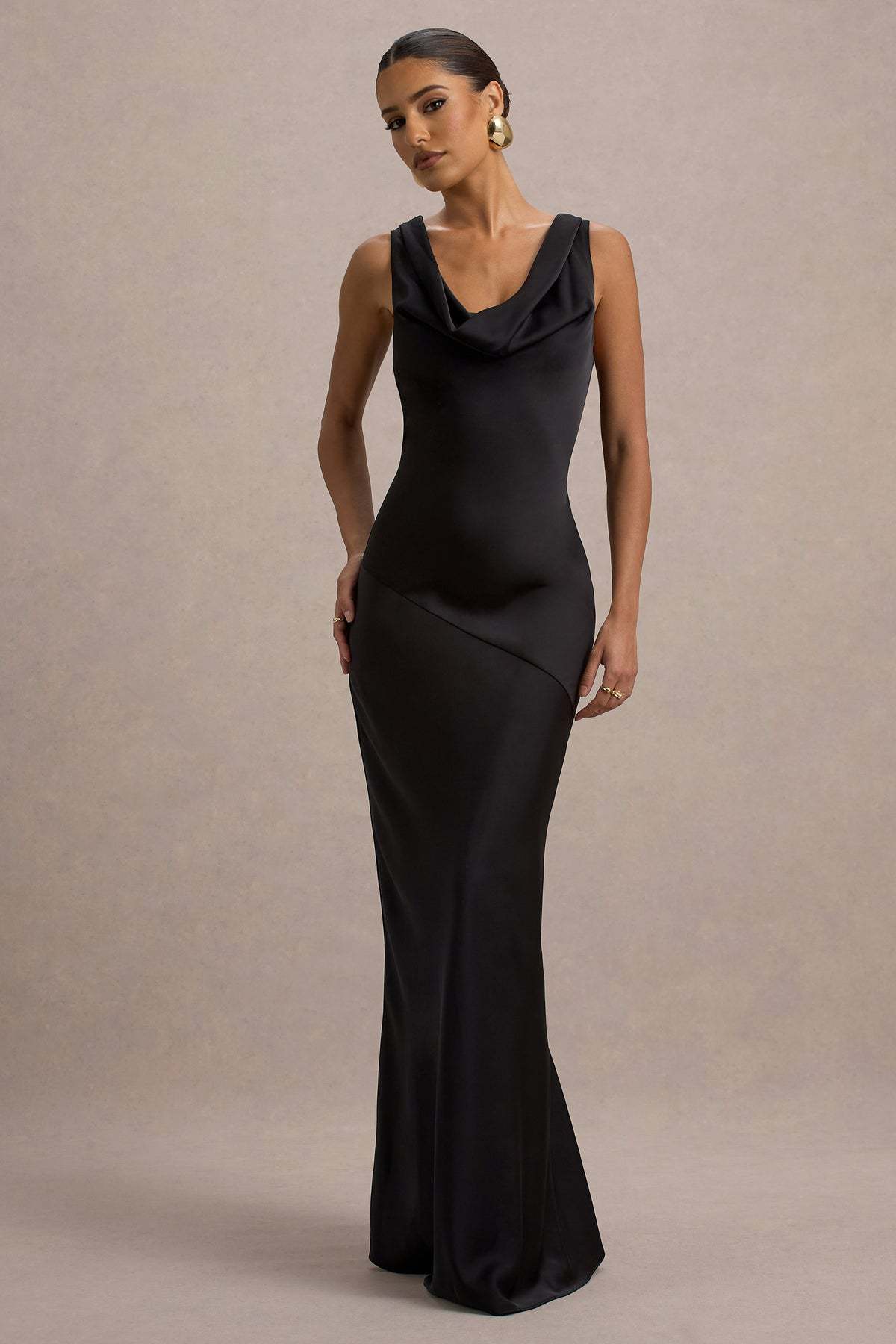 Vestido Aumare Bodrum negro largo de satén con escote drapeado