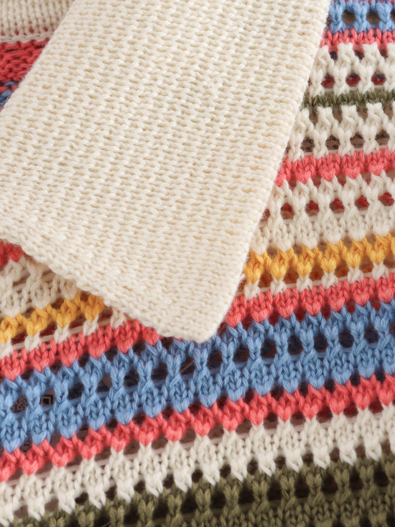 Detalle de rayas multicolor del conjunto Chacala