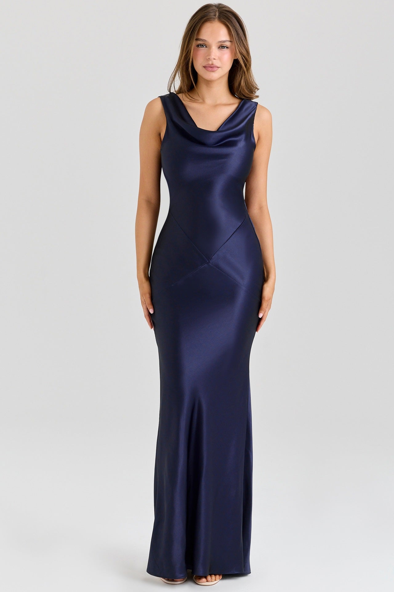 Vestido largo Aumare Maiori en azul marino satinado con escote drapeado