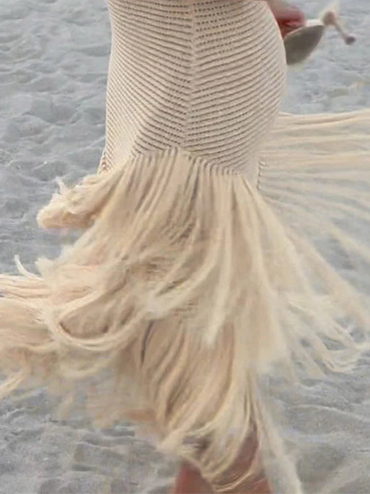 Vestido Aumare Cassis con escote redondo alto y flecos largos