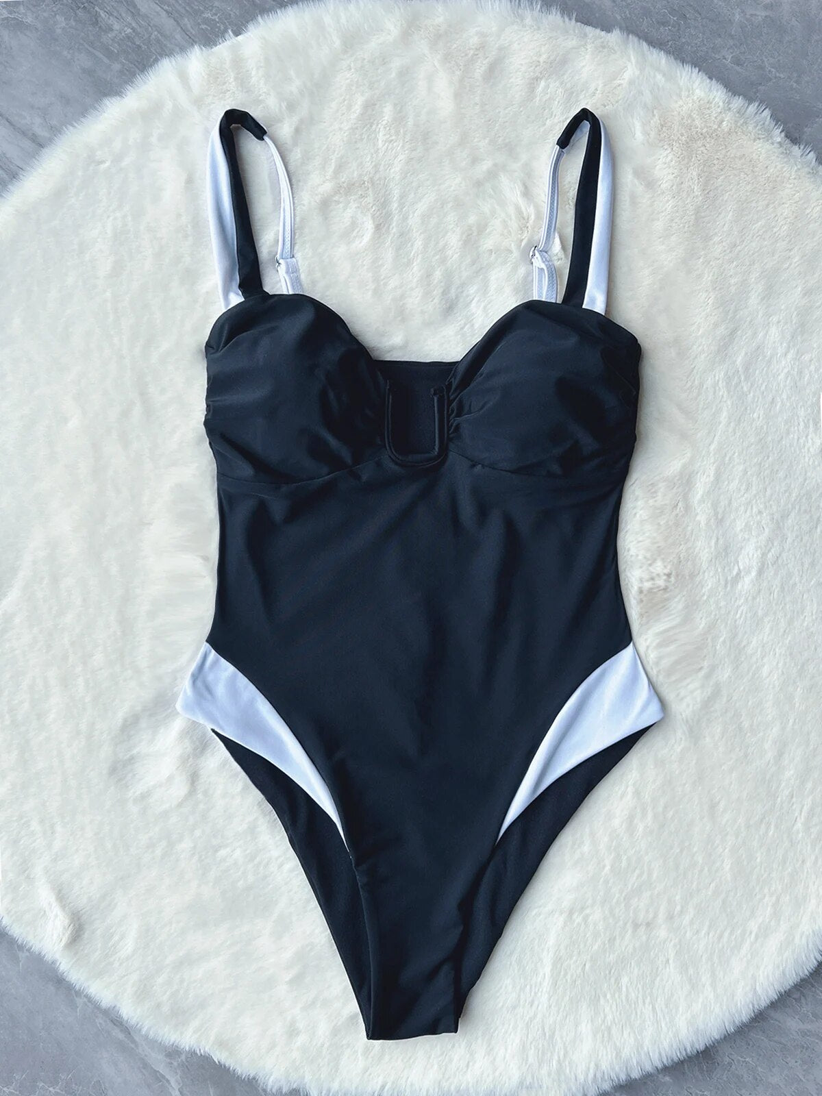 Estilo resort de lujo con el traje de baño completo Aumare Sidonie