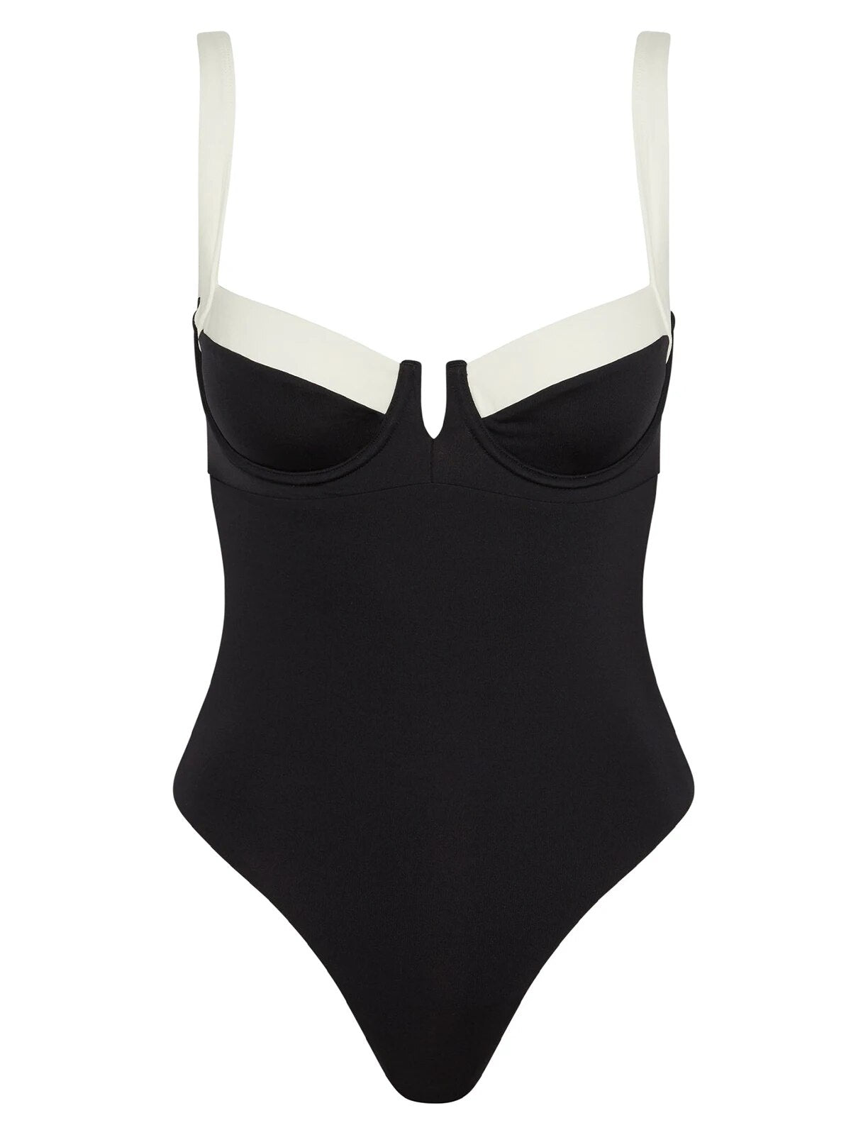 Modelo con traje de baño completo Aumare Ondine bicolor en la playa