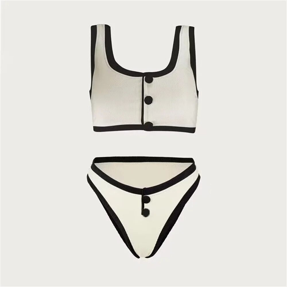 Bikini Aumare Sotavento — estilo resort frente a muros encalados