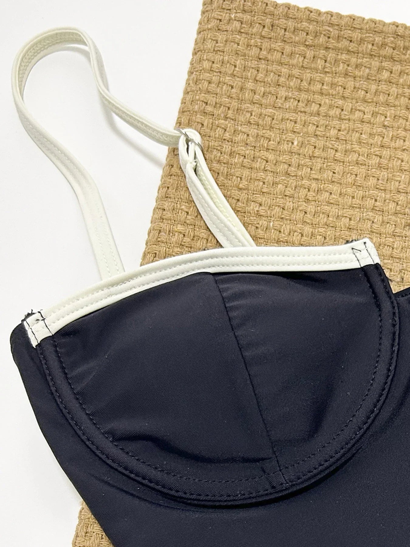 Traje de baño Camille en tono negro elegante para resort — AUMARE