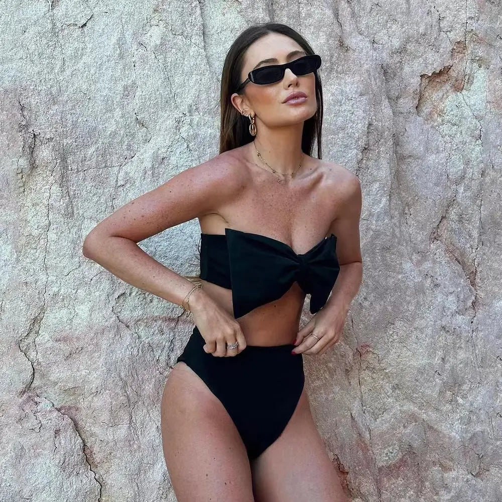 Bikini Aumare Roca Blanca bandeau negro con lazo frontal