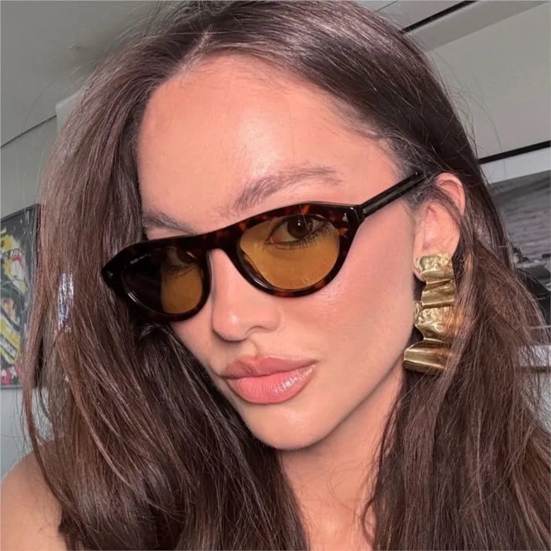 Modelo usando Lentes de Sol Aumare Cannes en tono vino animal print