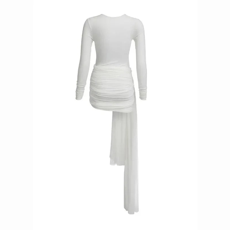 Vestido Aumare Capri con cola drapeada en color claro