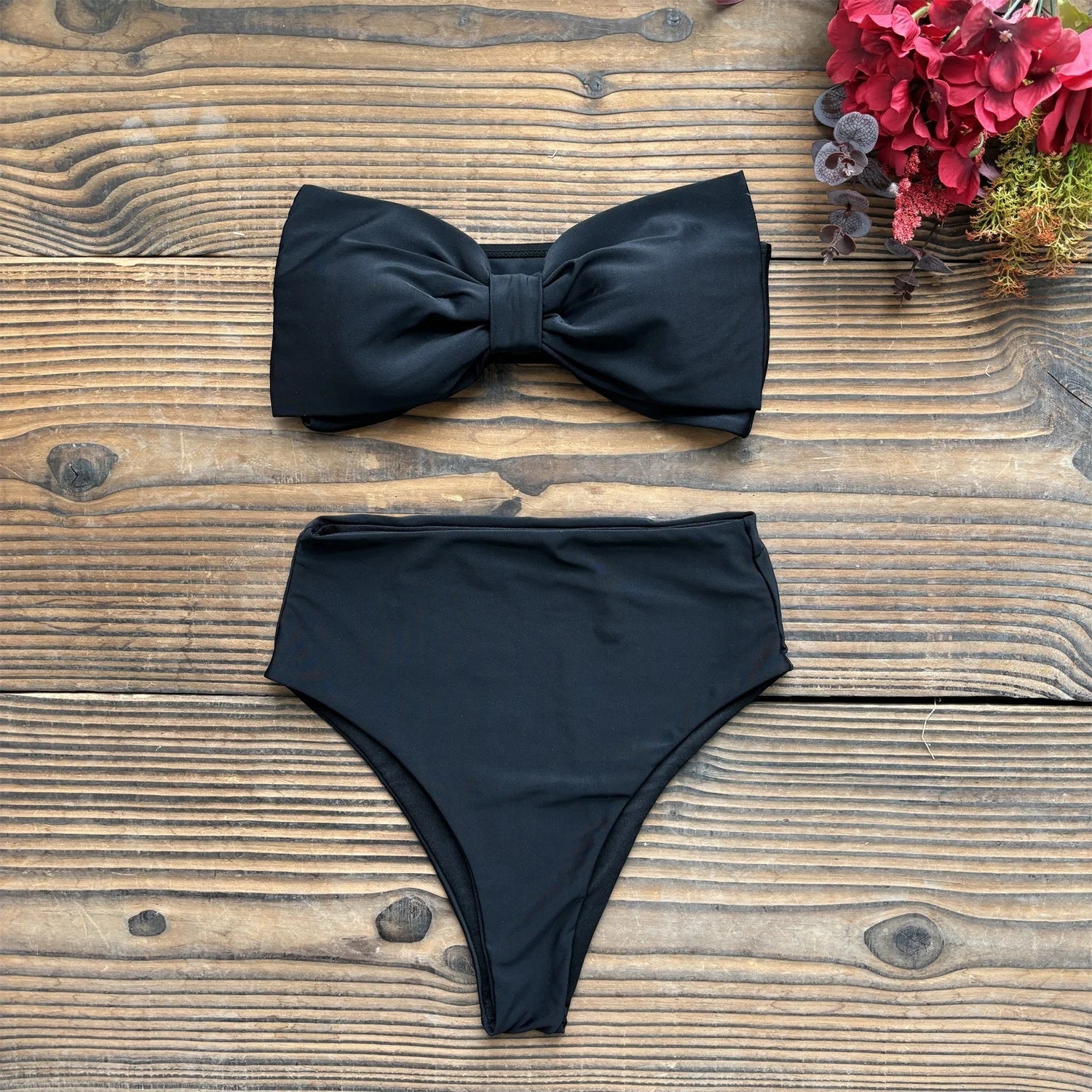 Bikini Aumare Roca Blanca top bandeau con lazo anudado