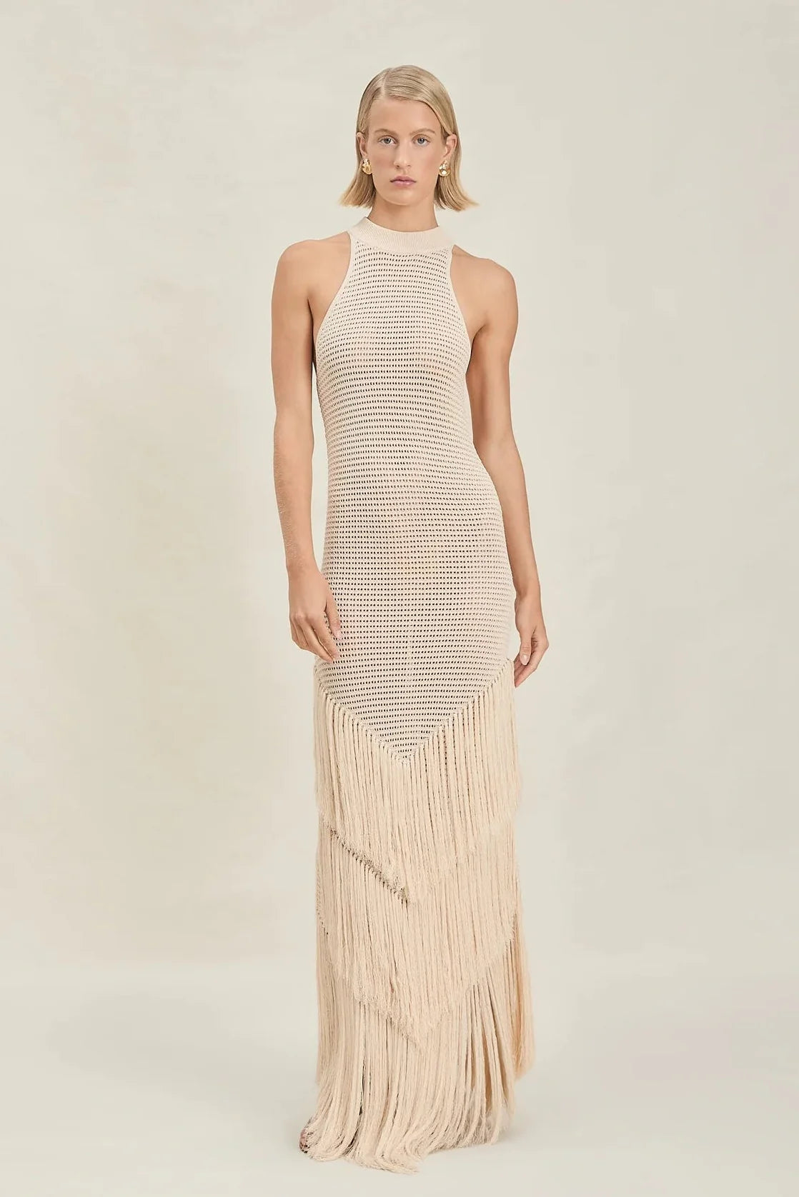 Vestido Aumare Cassis tejido a crochet color beige con flecos — vista frontal
