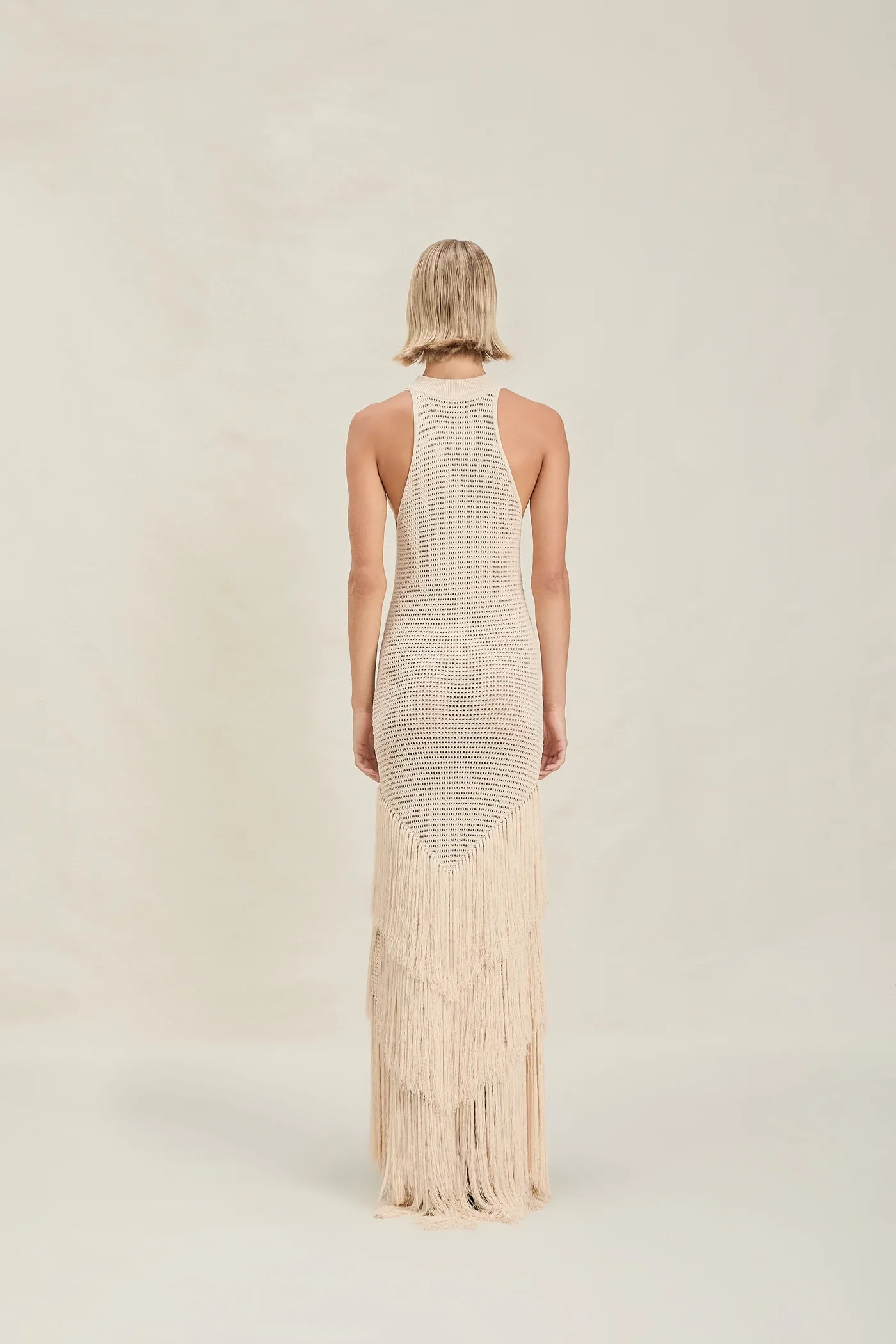 Vestido Aumare Cassis resort wear de lujo con flecos cascada