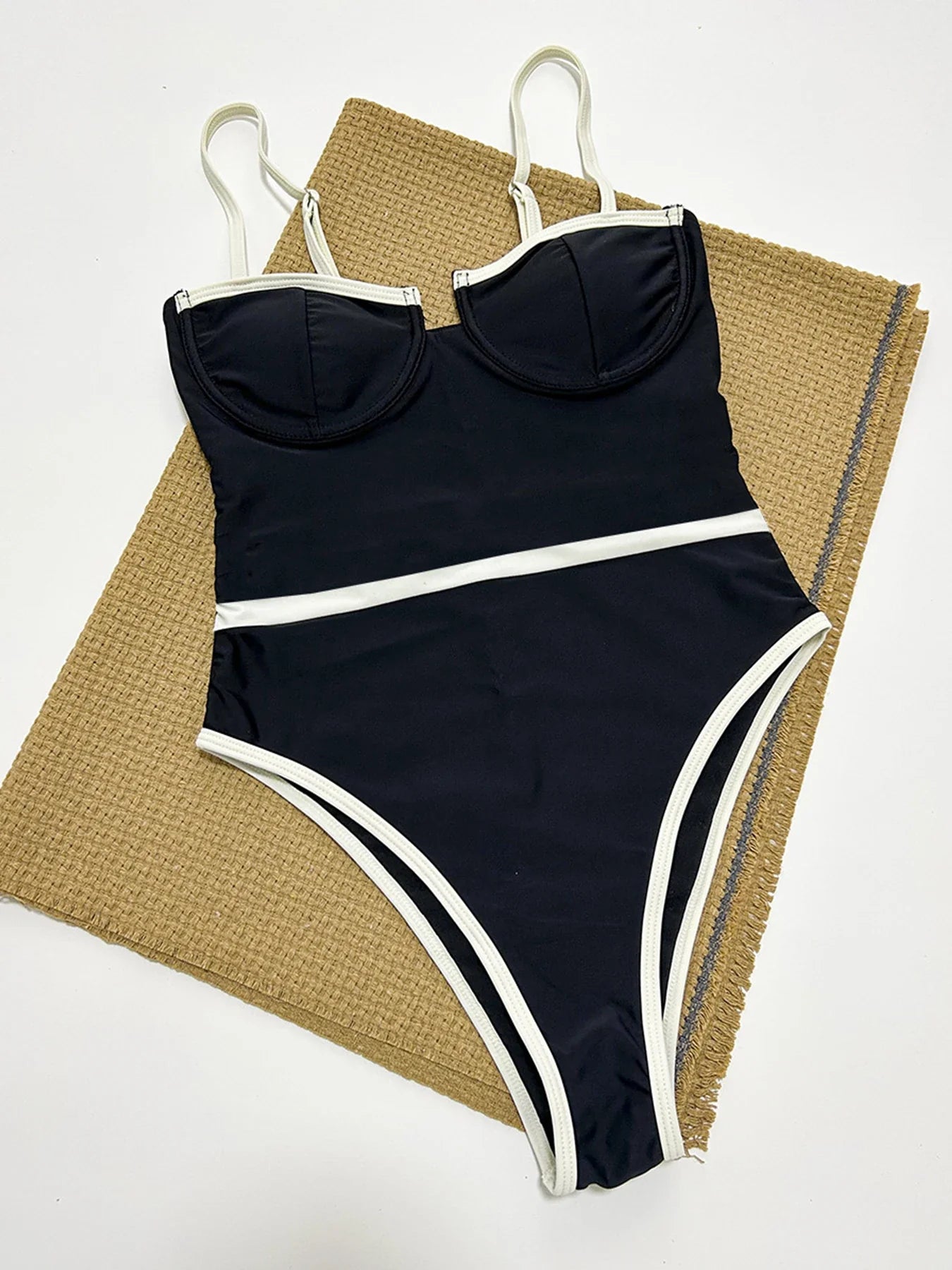 Traje de baño completo Camille negro sobre textura de fibra natural — AUMARE
