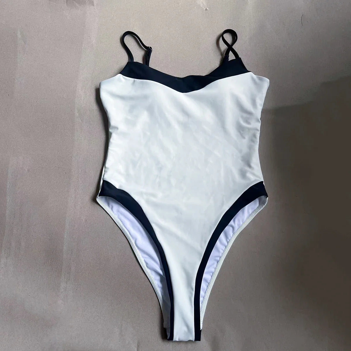 Detalle del escote recto y tirantes finos del traje Joséphine
