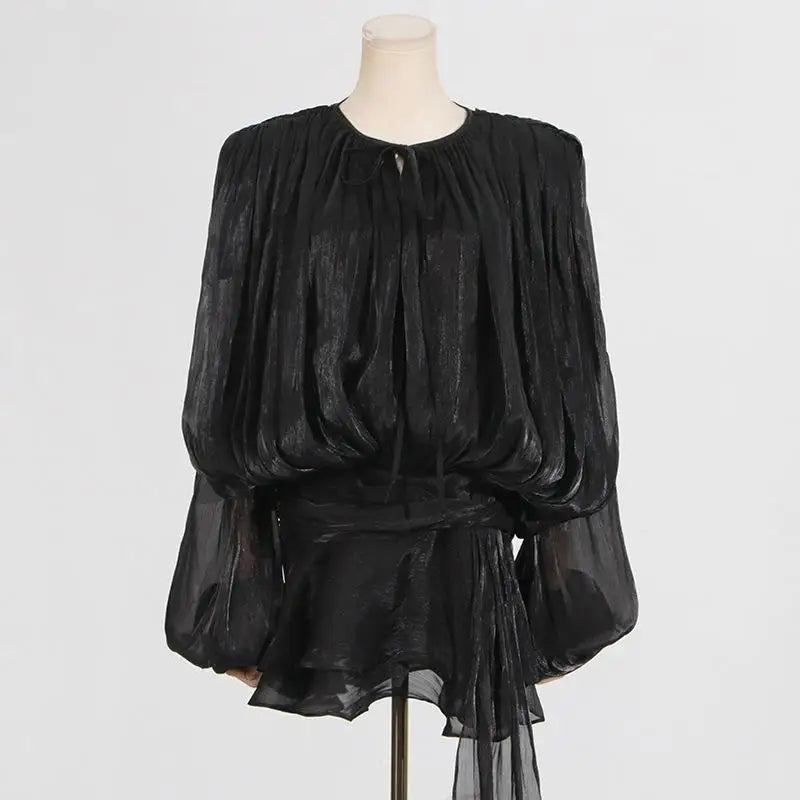 Vestido Aumare Lipari negro satinado en maniquí