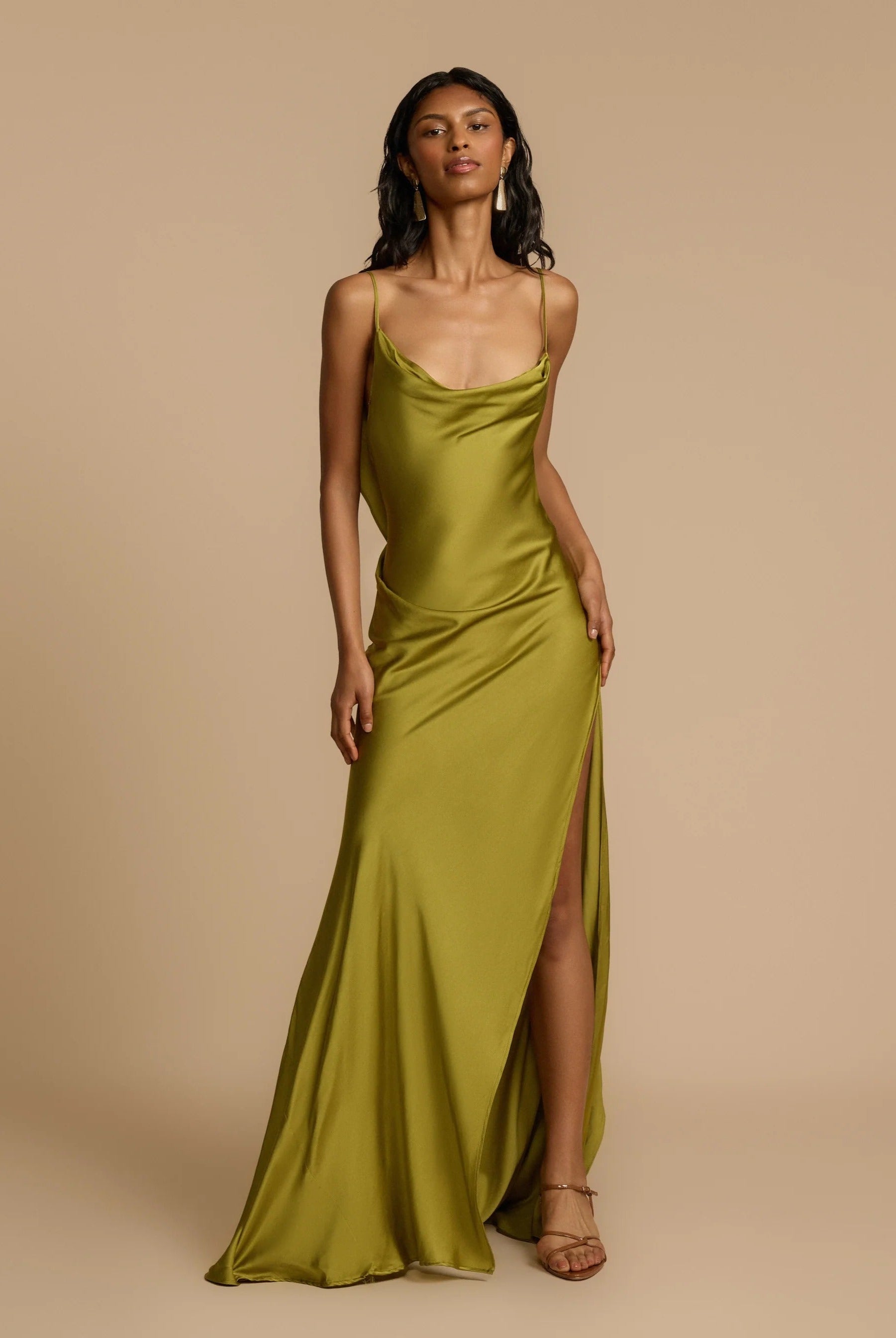 Vestido Aumare Sanremo verde olivo largo fluido — vista frontal