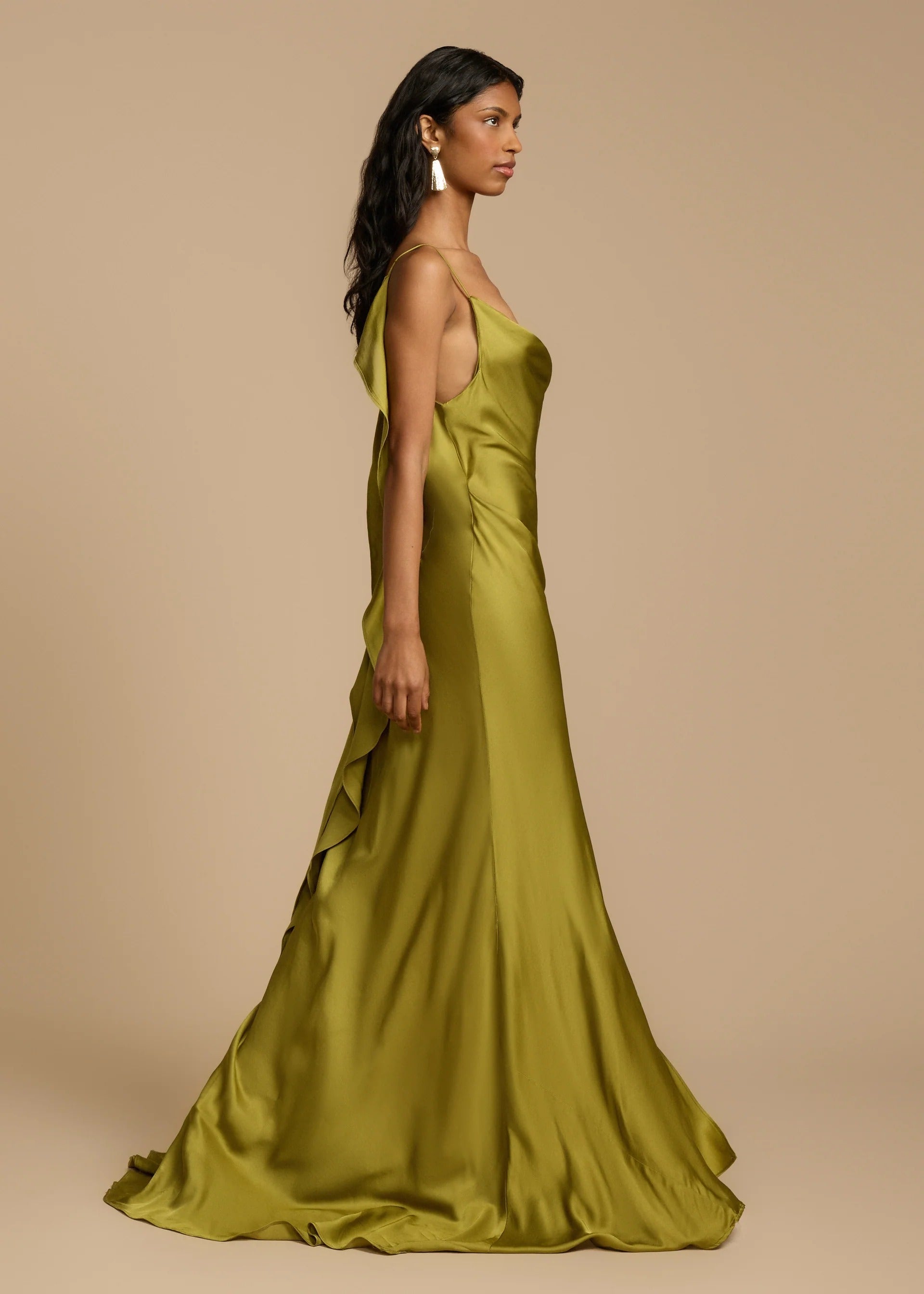 Vestido Aumare Sanremo verde olivo — detalle de satén