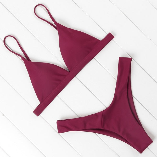 Detalle del top de triángulo del bikini Aumare Sophia