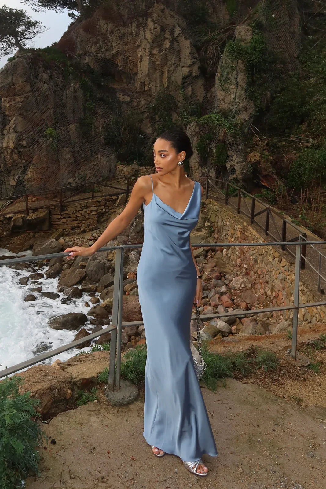 Vestido Aumare Panarea satén azul detalle de caída fluida