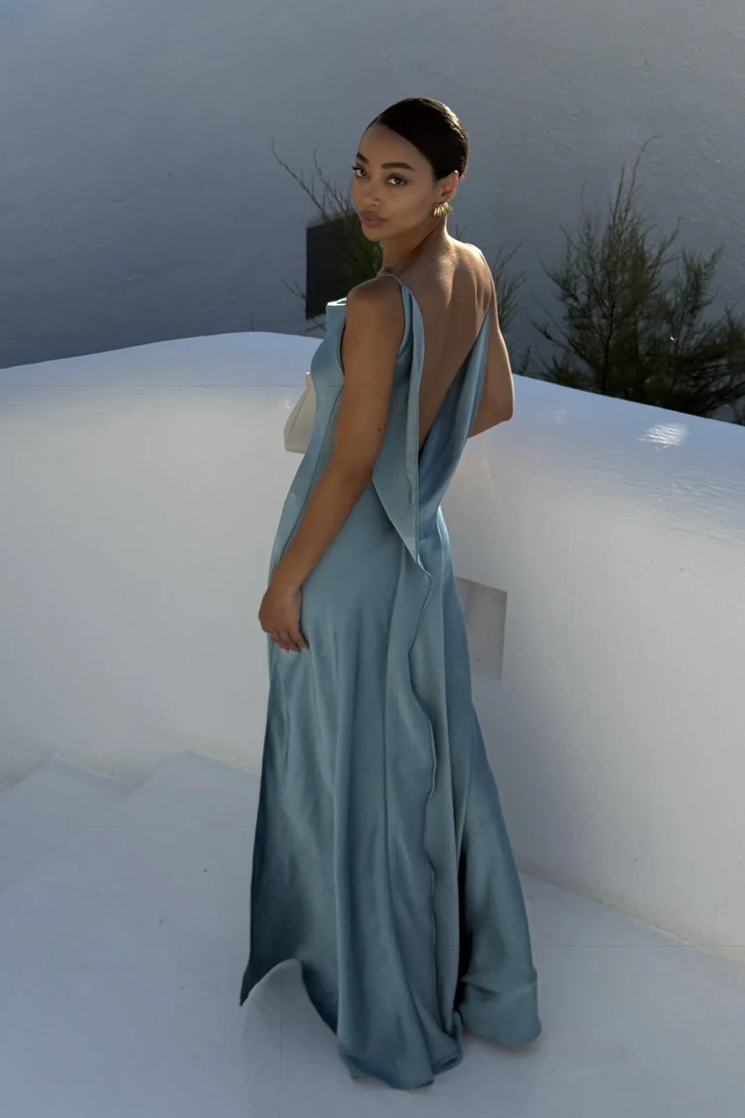 Vestido Aumare Lerici azul de noche en la costa