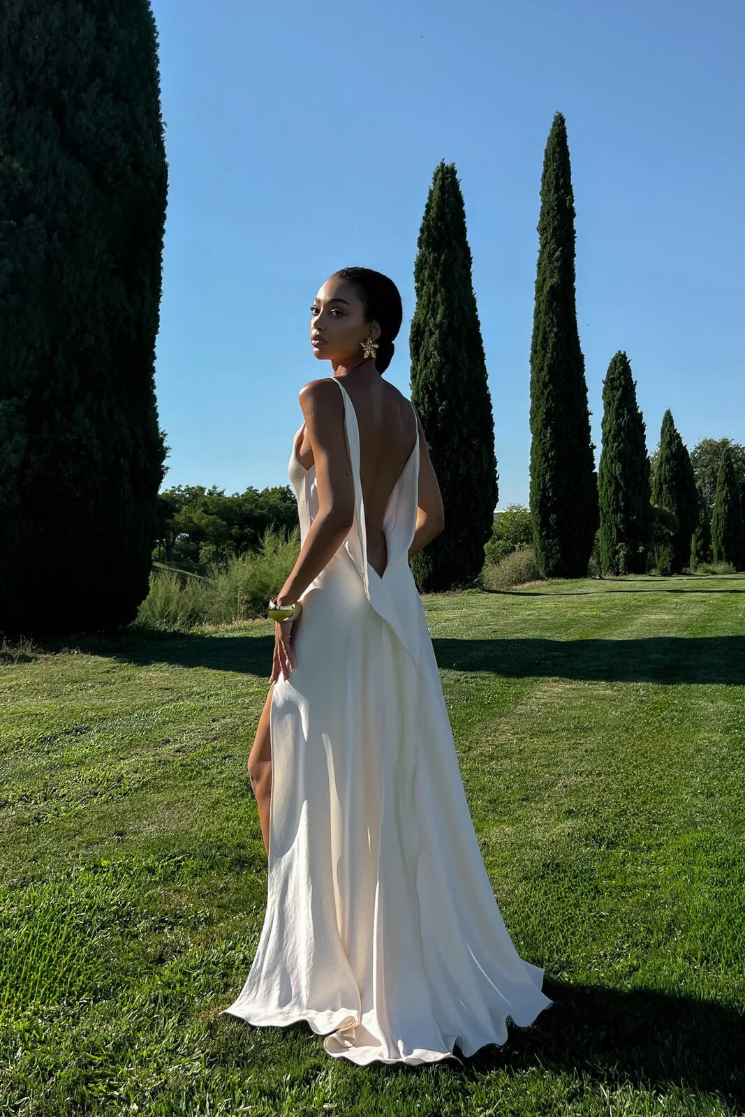 Vestido Aumare Lerici blanco junto al mar