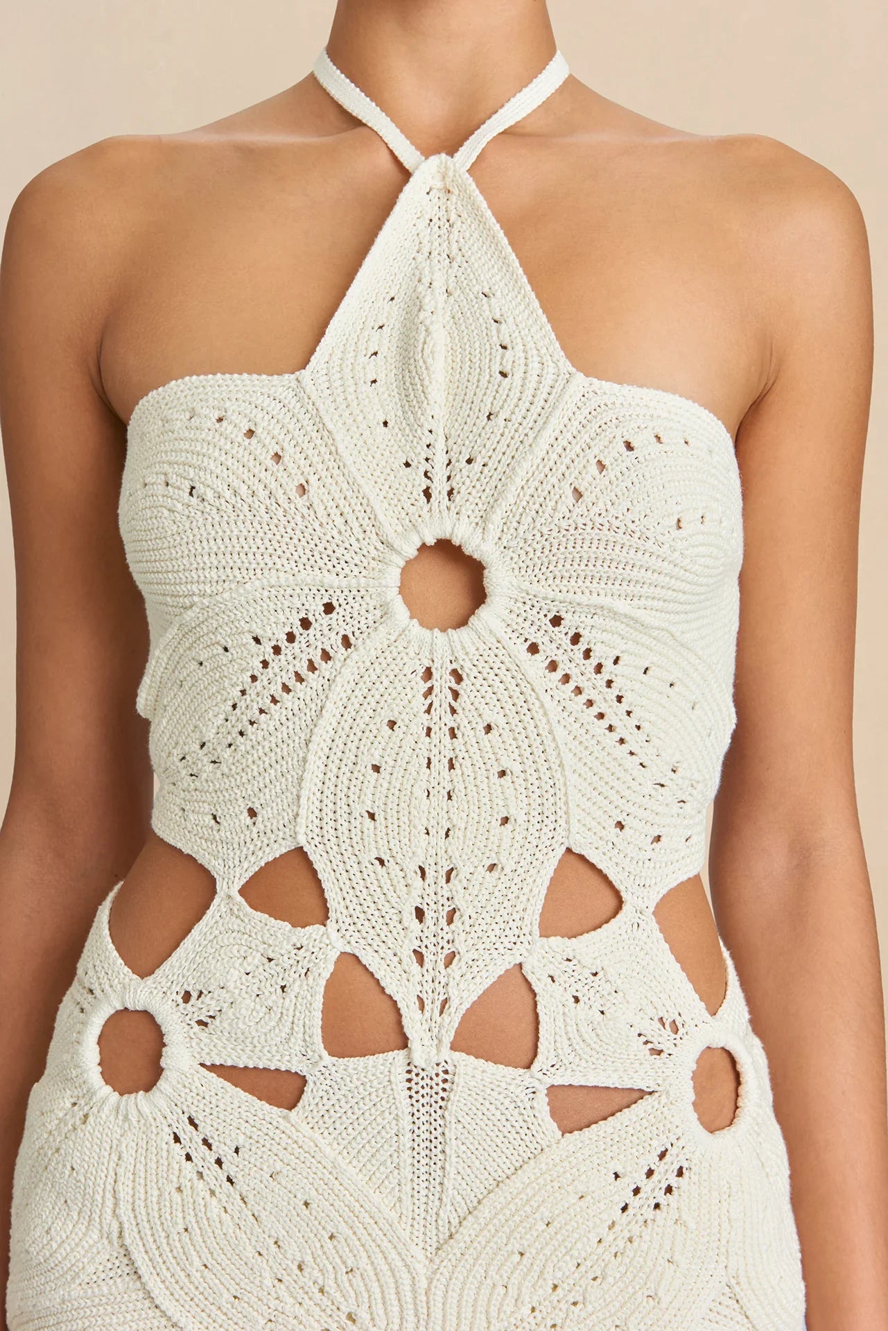 Modelo luciendo vestido tejido a crochet Folegandros