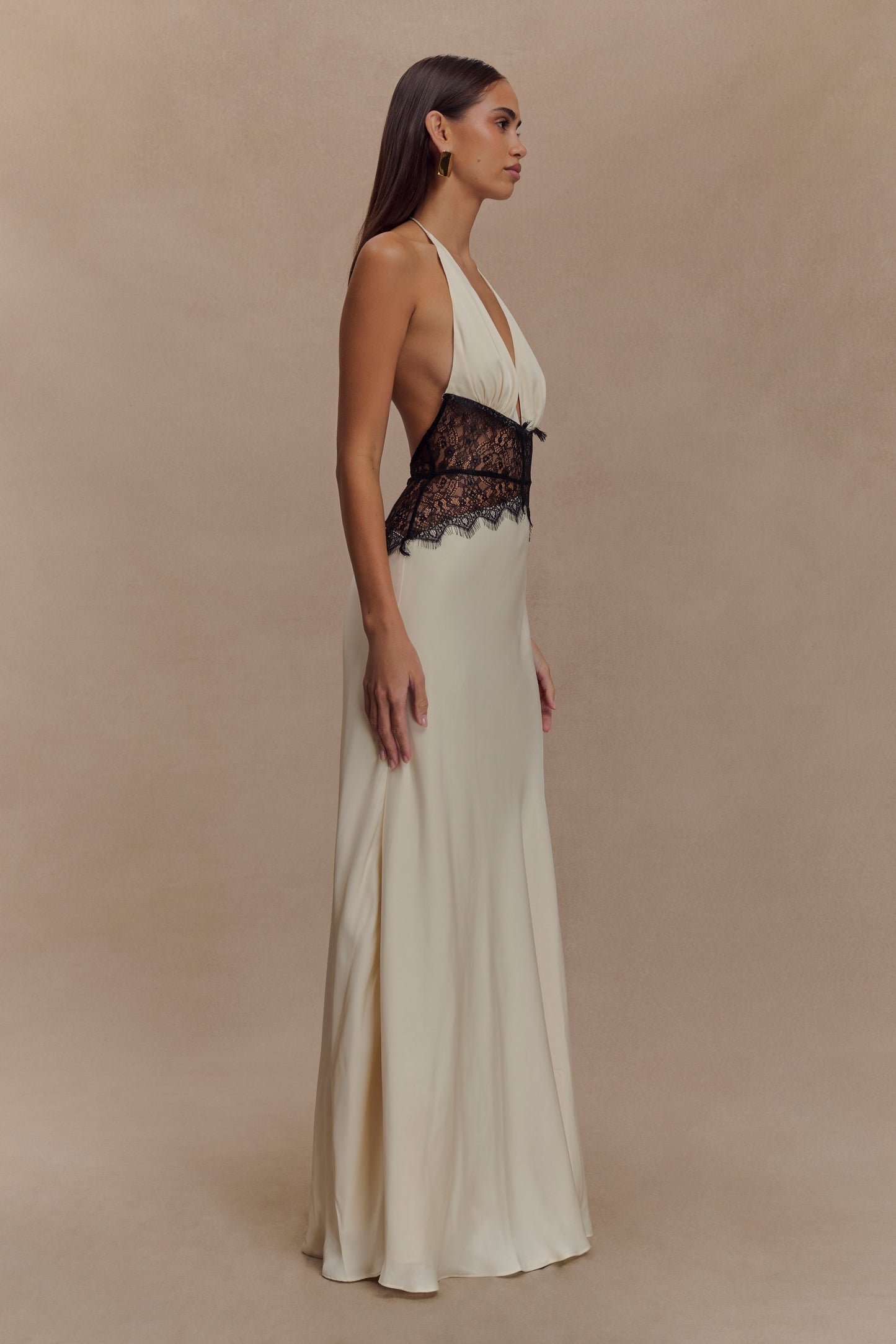 Vestido Aumare Comporta blanco — escote en V profundo, vista frontal
