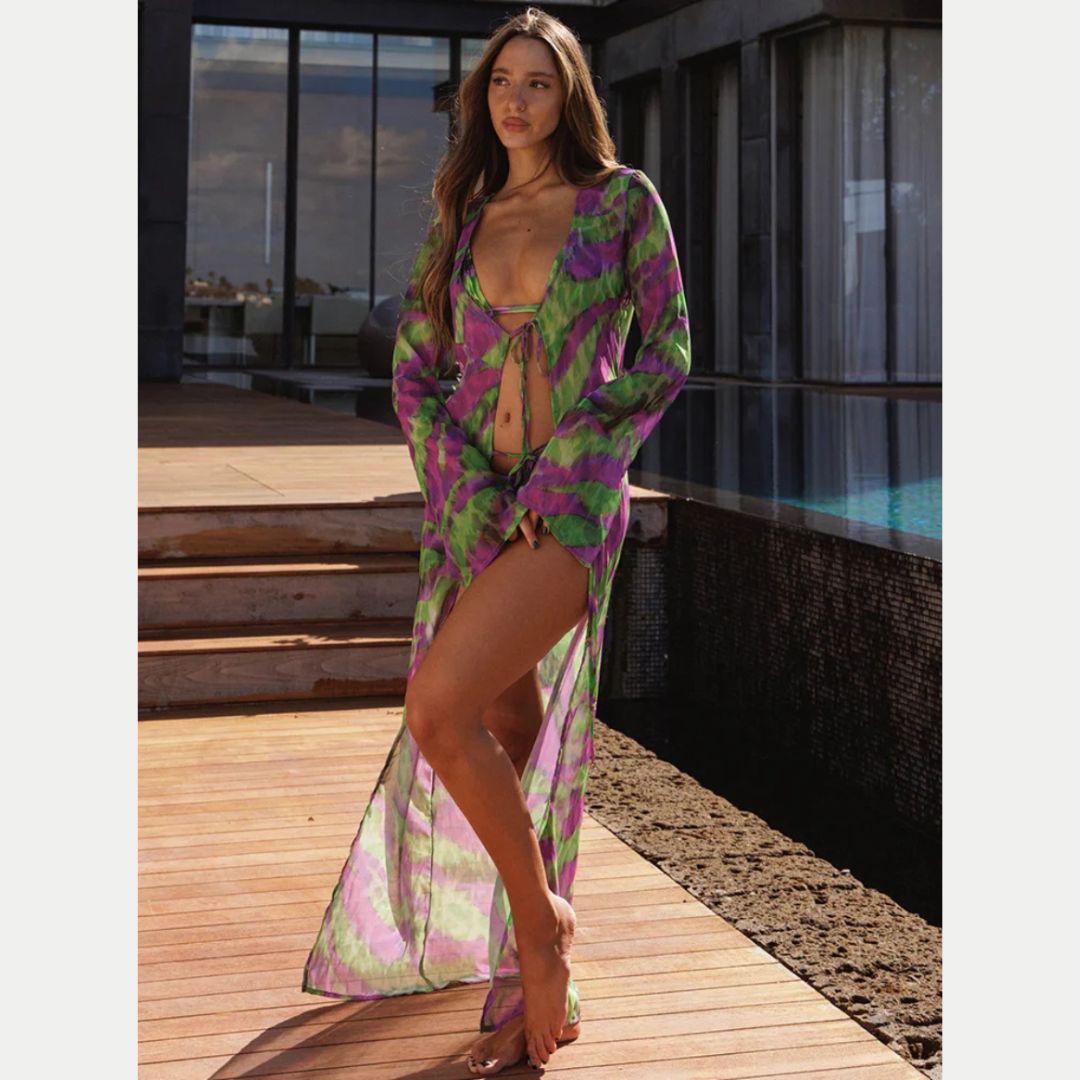 Conjunto Aumare Chileno — modelo en resort con conjunto multicolor