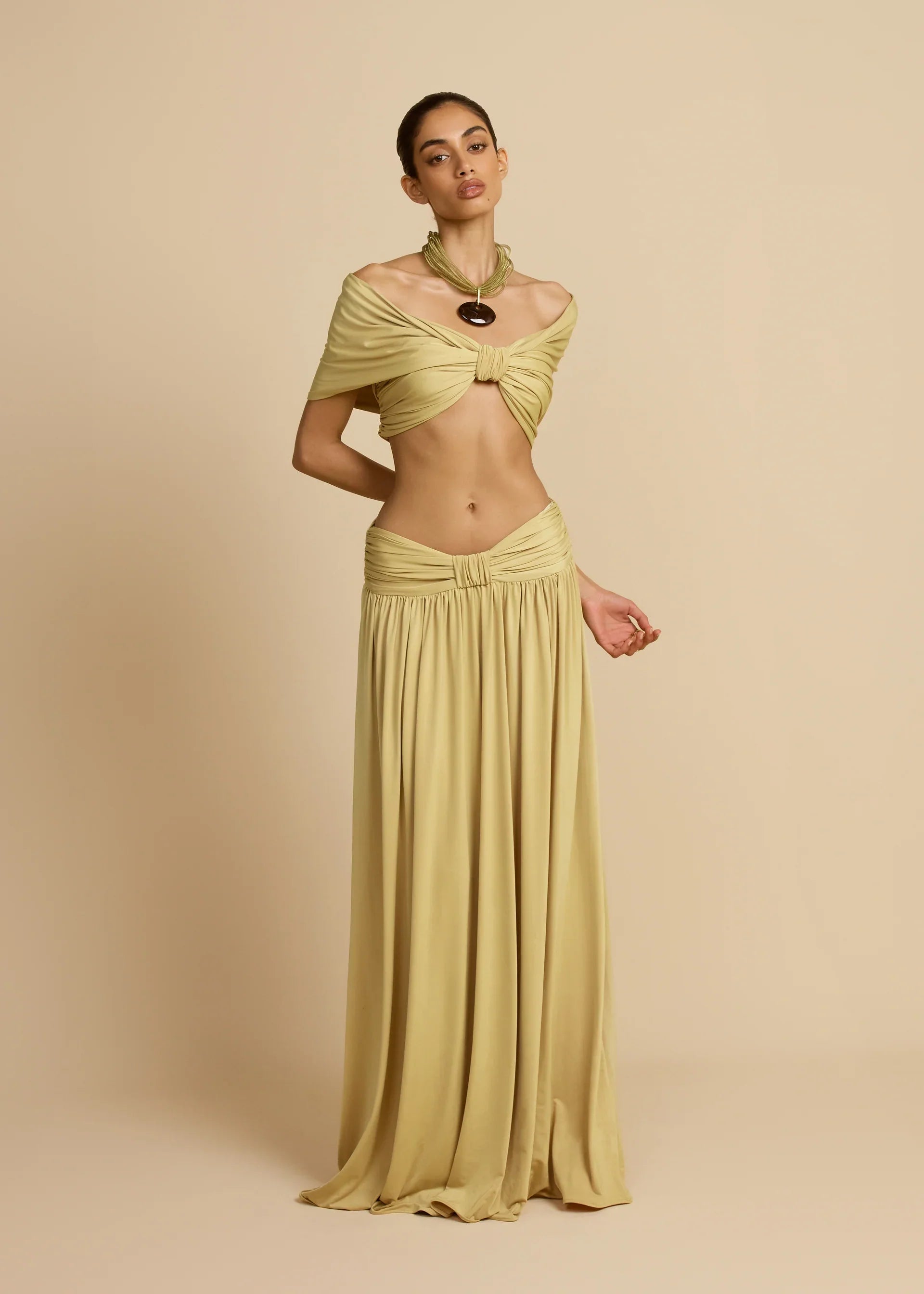 Conjunto Aumare Xcacel amarillo en la playa