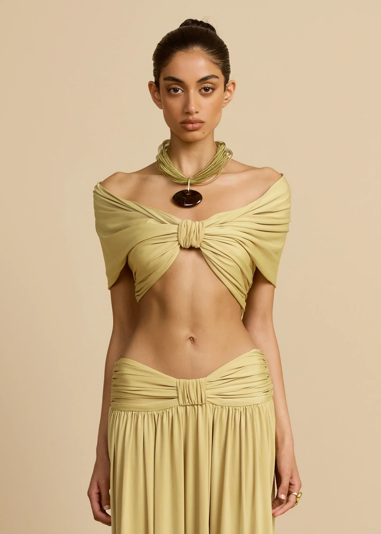 Top Aumare Xcacel amarillo cropped drapeado