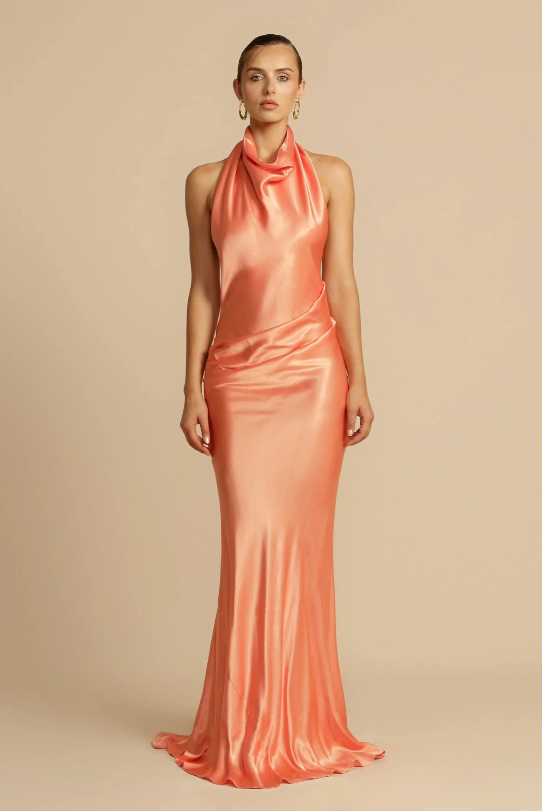 Vestido Aumare Vernazza salmón cuello halter — vista frontal