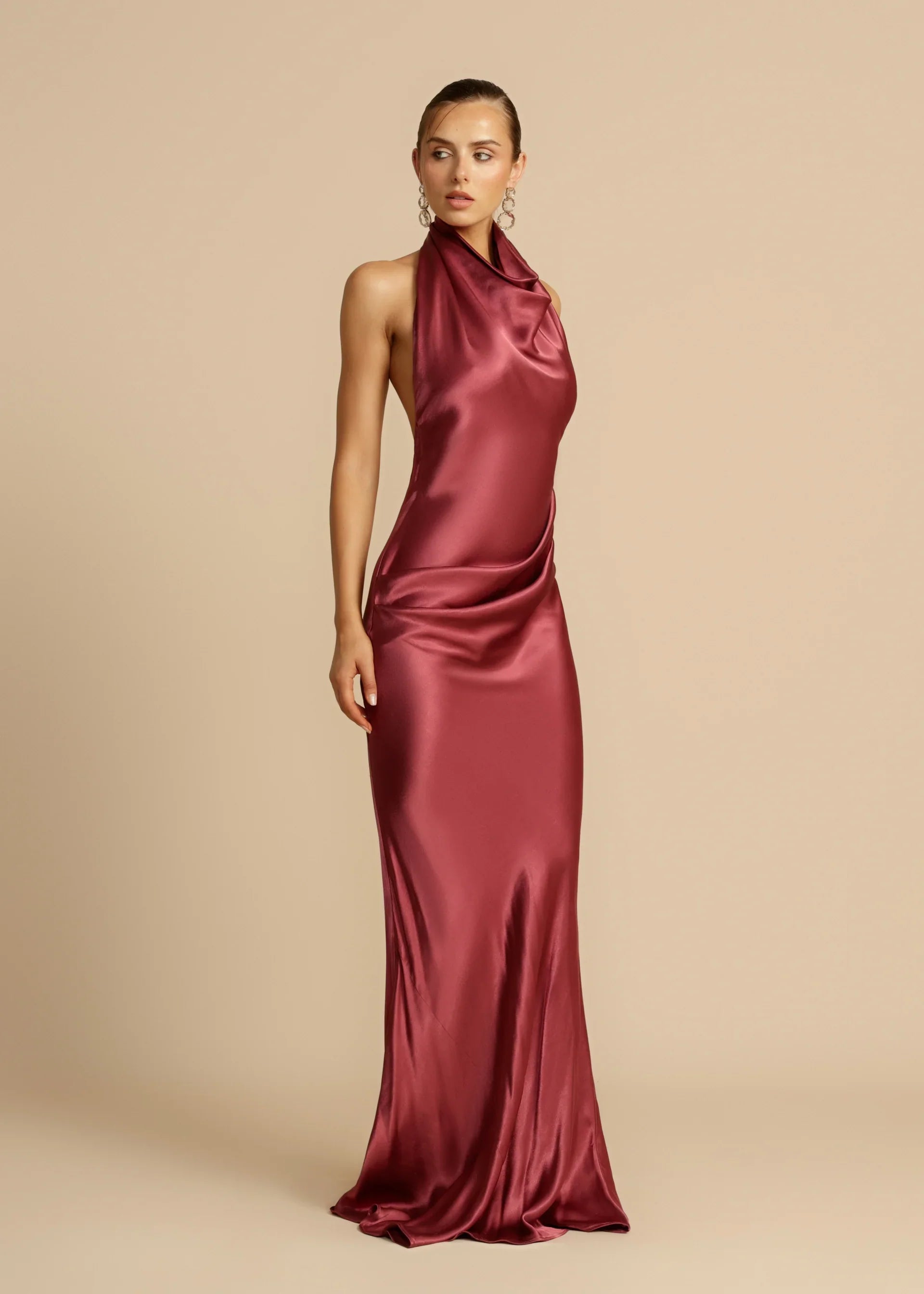 Vestido Vernazza vino detalle de caída fluida