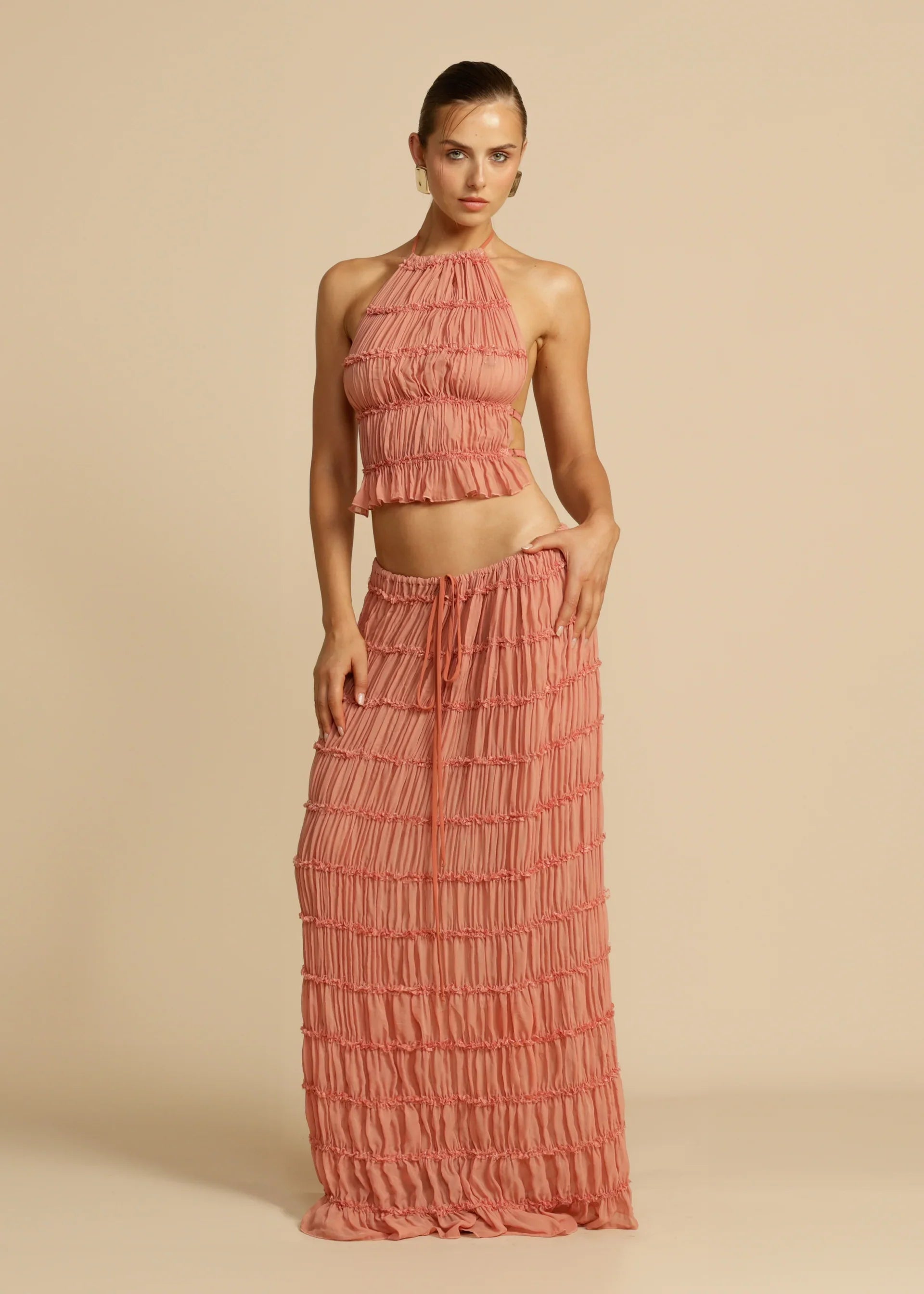 Conjunto Aumare Isla Mujeres salmón — detalle del top de cuello halter