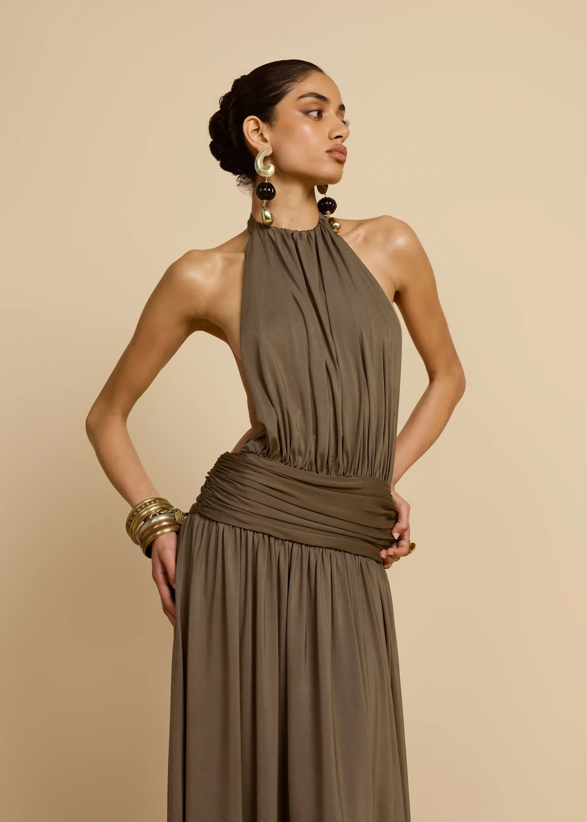 Vestido Cascais resort wear — pose de espalda elegante