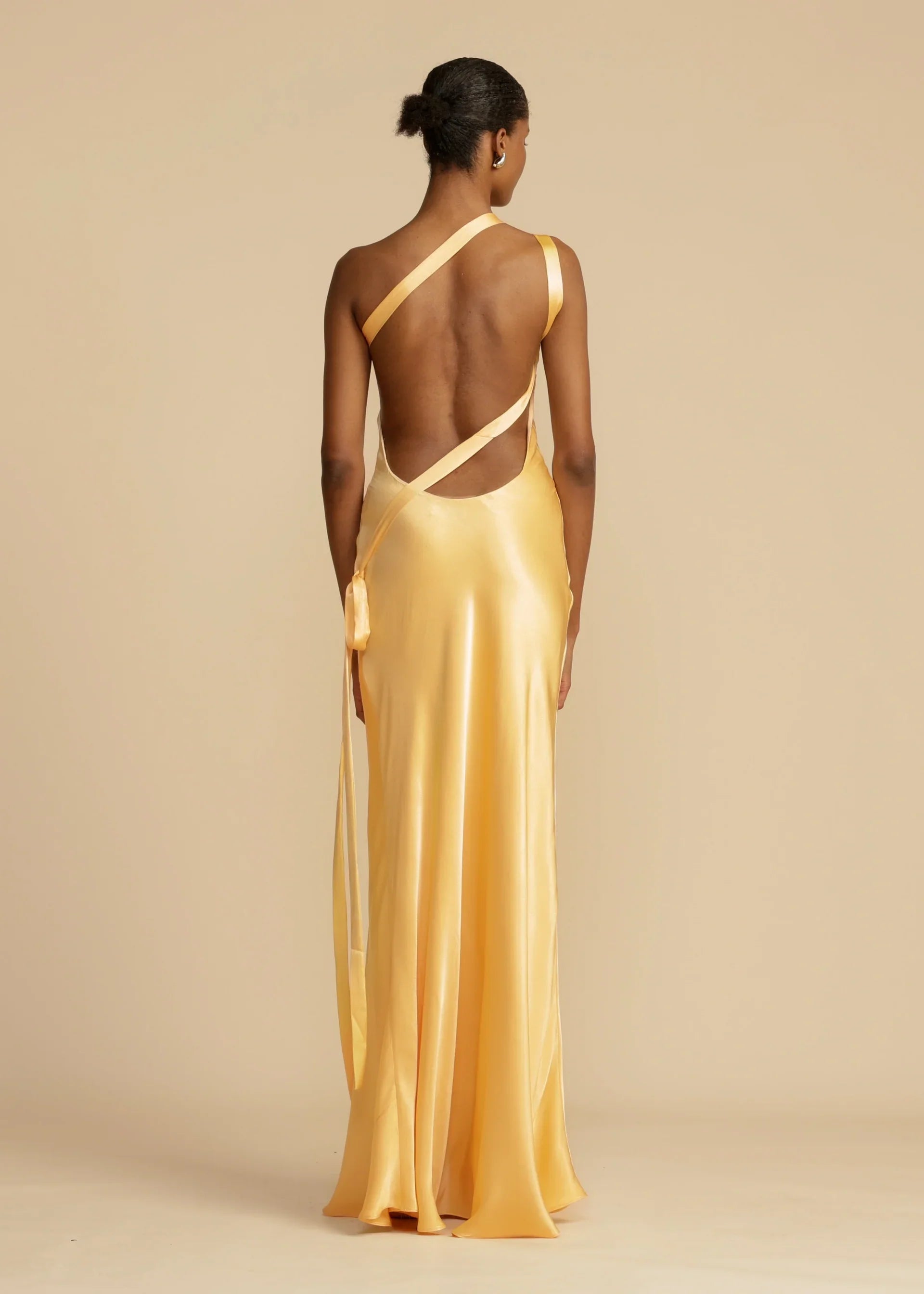 Vestido Aumare Rapallo detalle de la espalda satinada