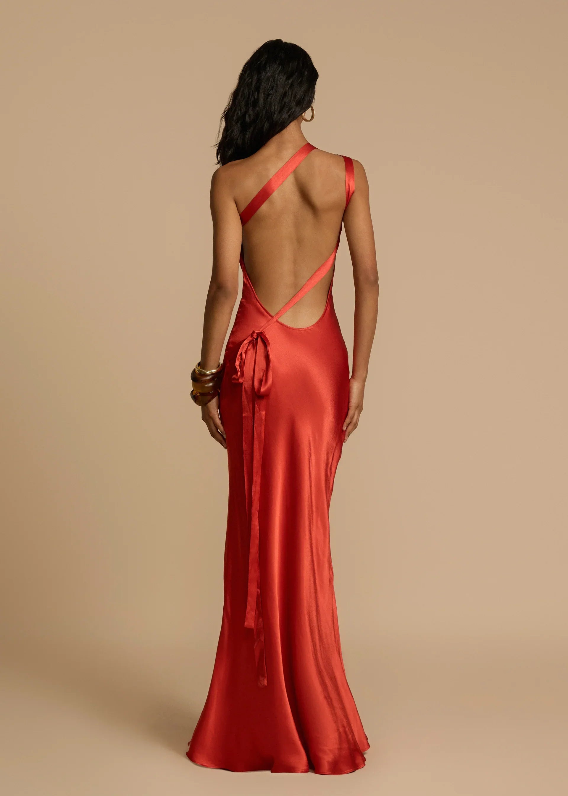 Vestido Aumare Rapallo en tono coral satinado de un solo hombro
