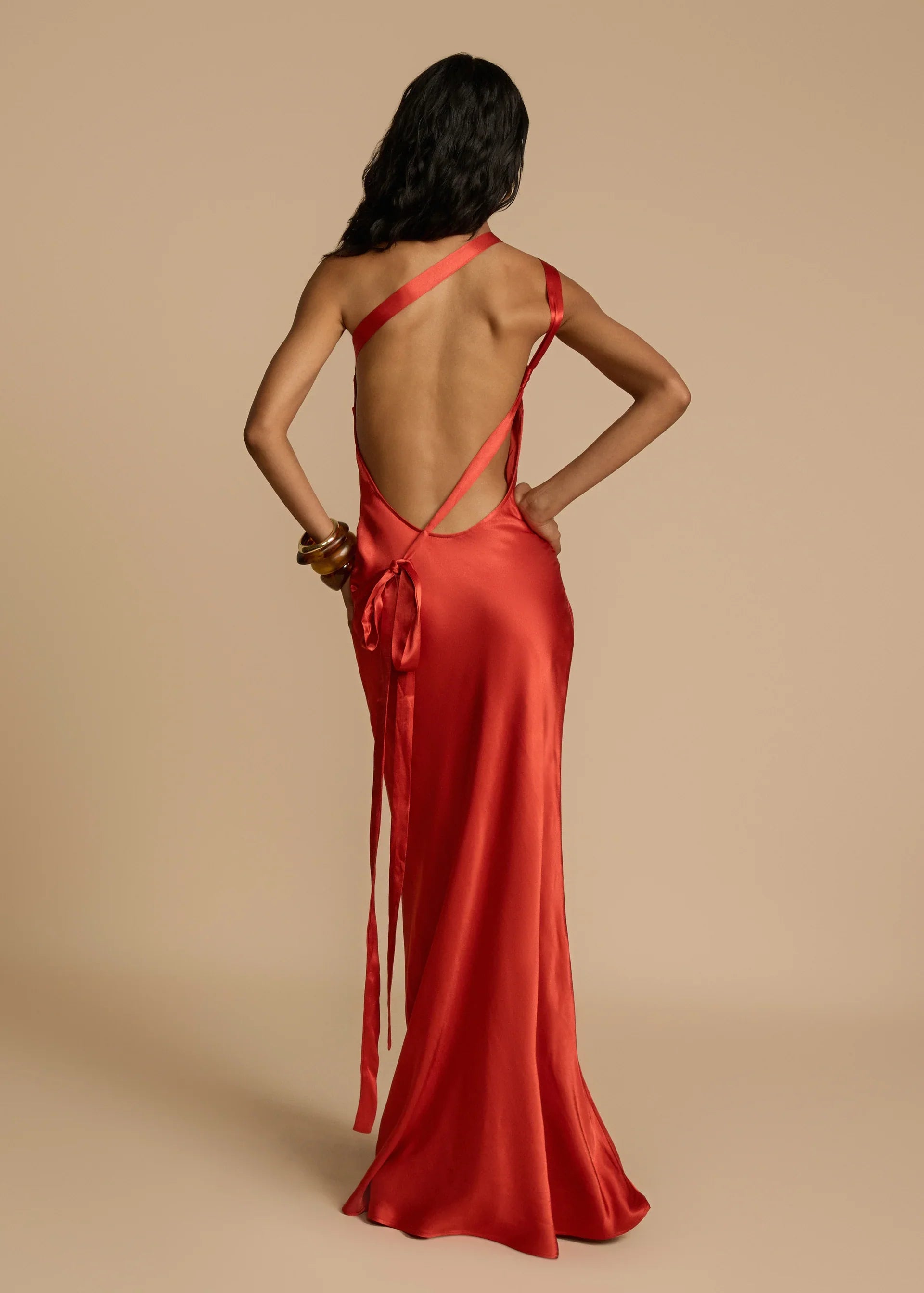 Detalle del vestido Aumare Rapallo naranja resort wear de lujo