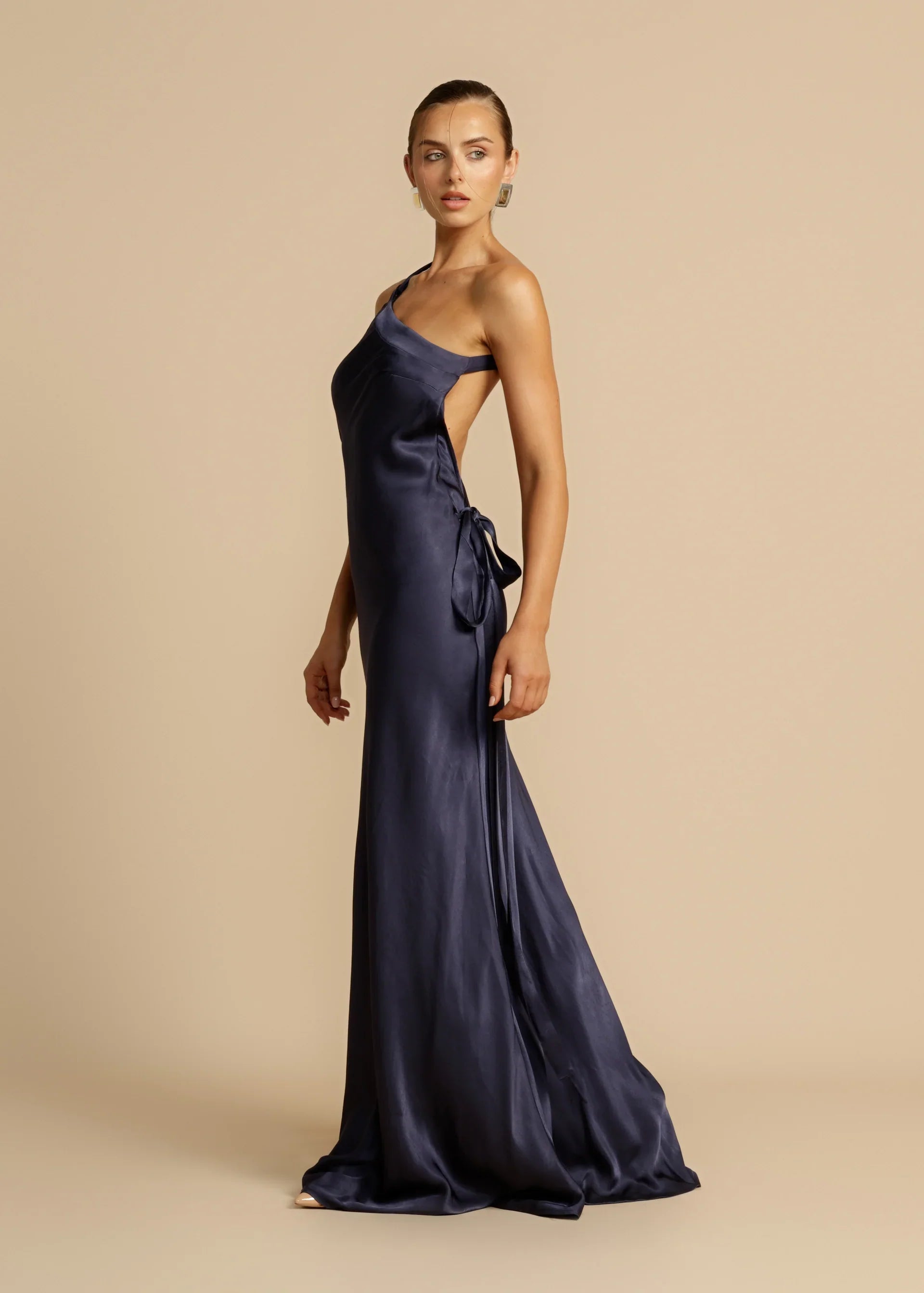 Vestido Aumare Rapallo azul marino en seda satinada
