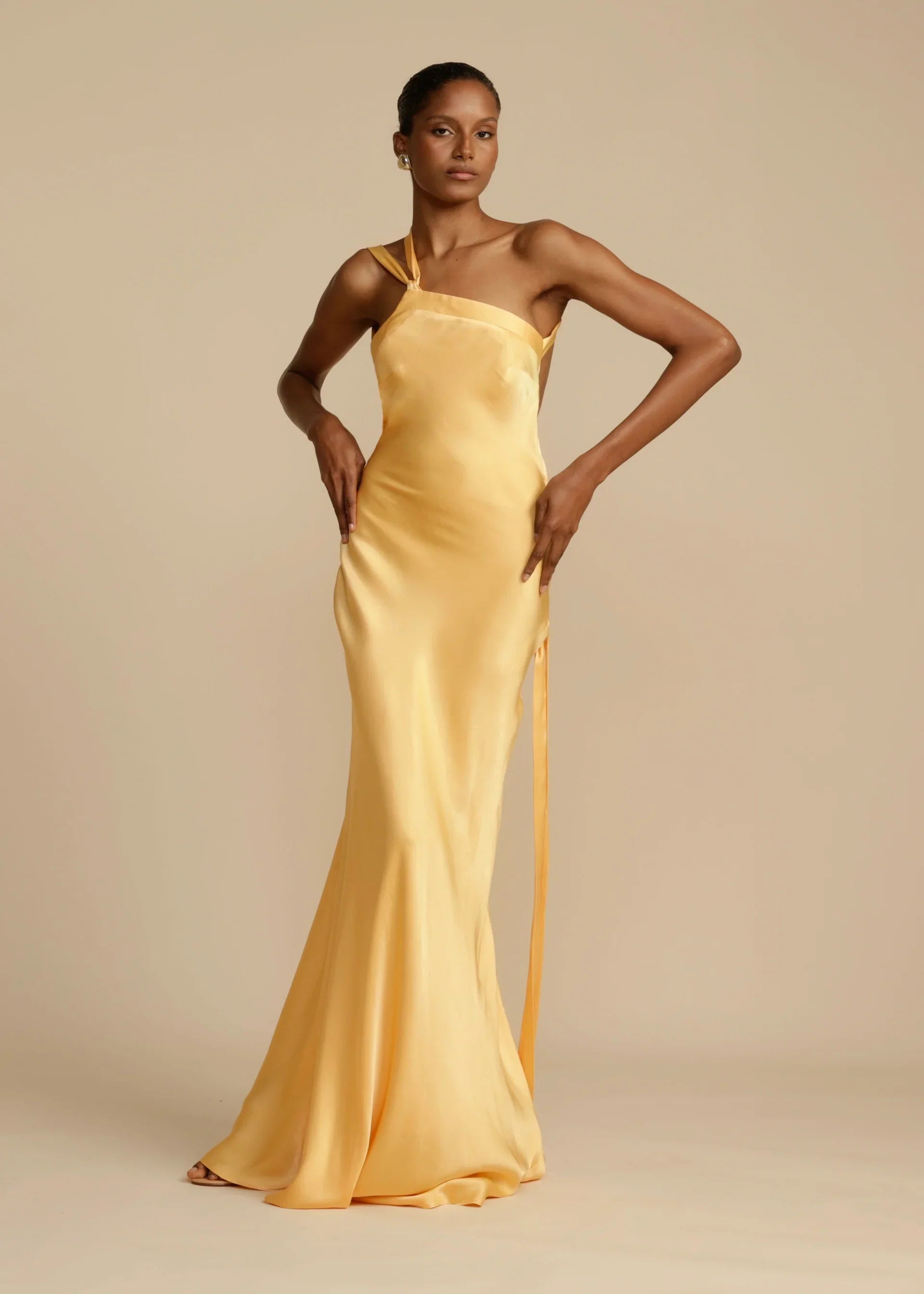 Vestido Aumare Rapallo en amarillo seda satinada resort wear