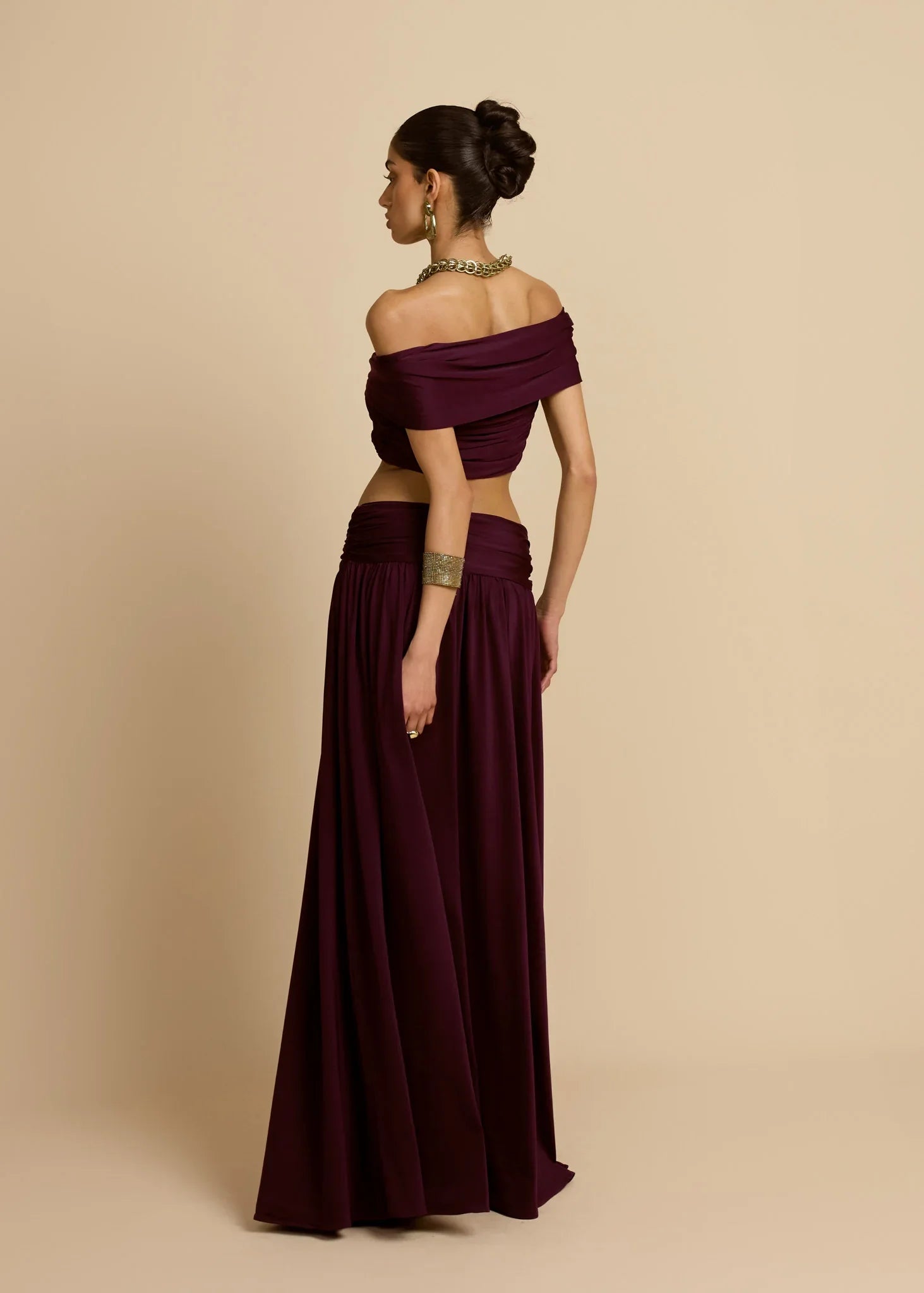 Conjunto Aumare Xcacel vino — falda larga vista de cuerpo entero