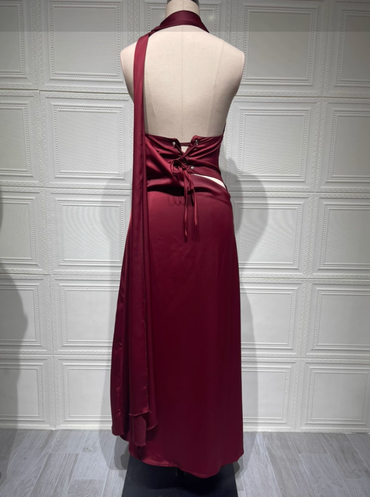 Vestido Aumare Hvar largo satinado rojo vista de campaña