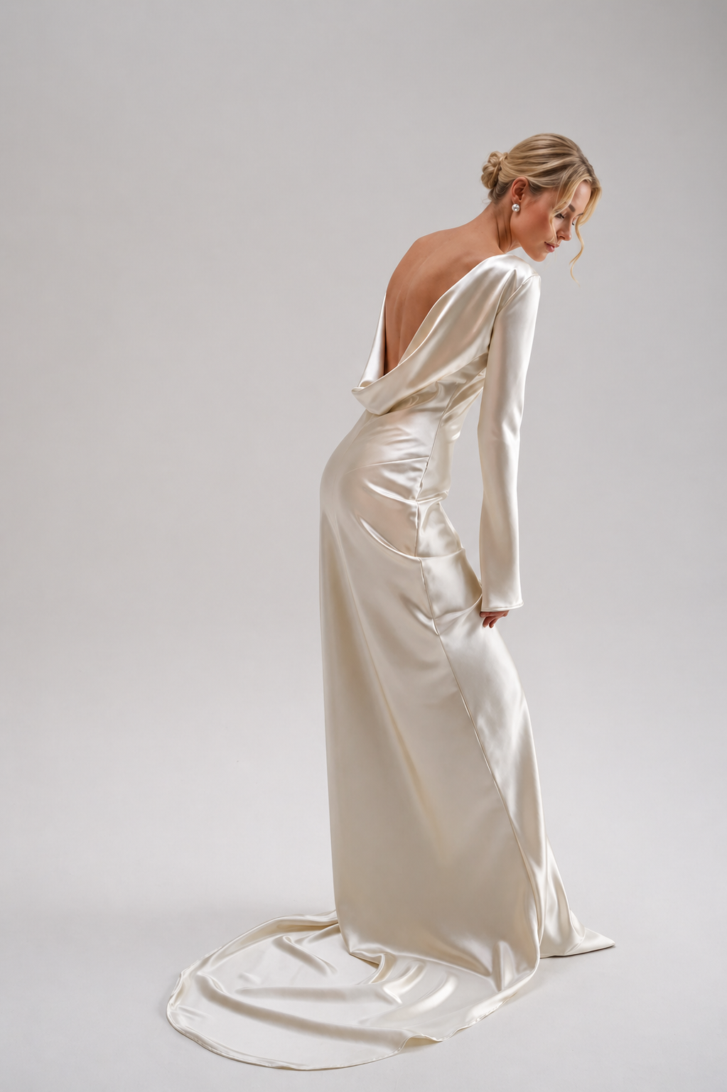 Vestido Aumare Menorca con espalda descubierta y cola fluida