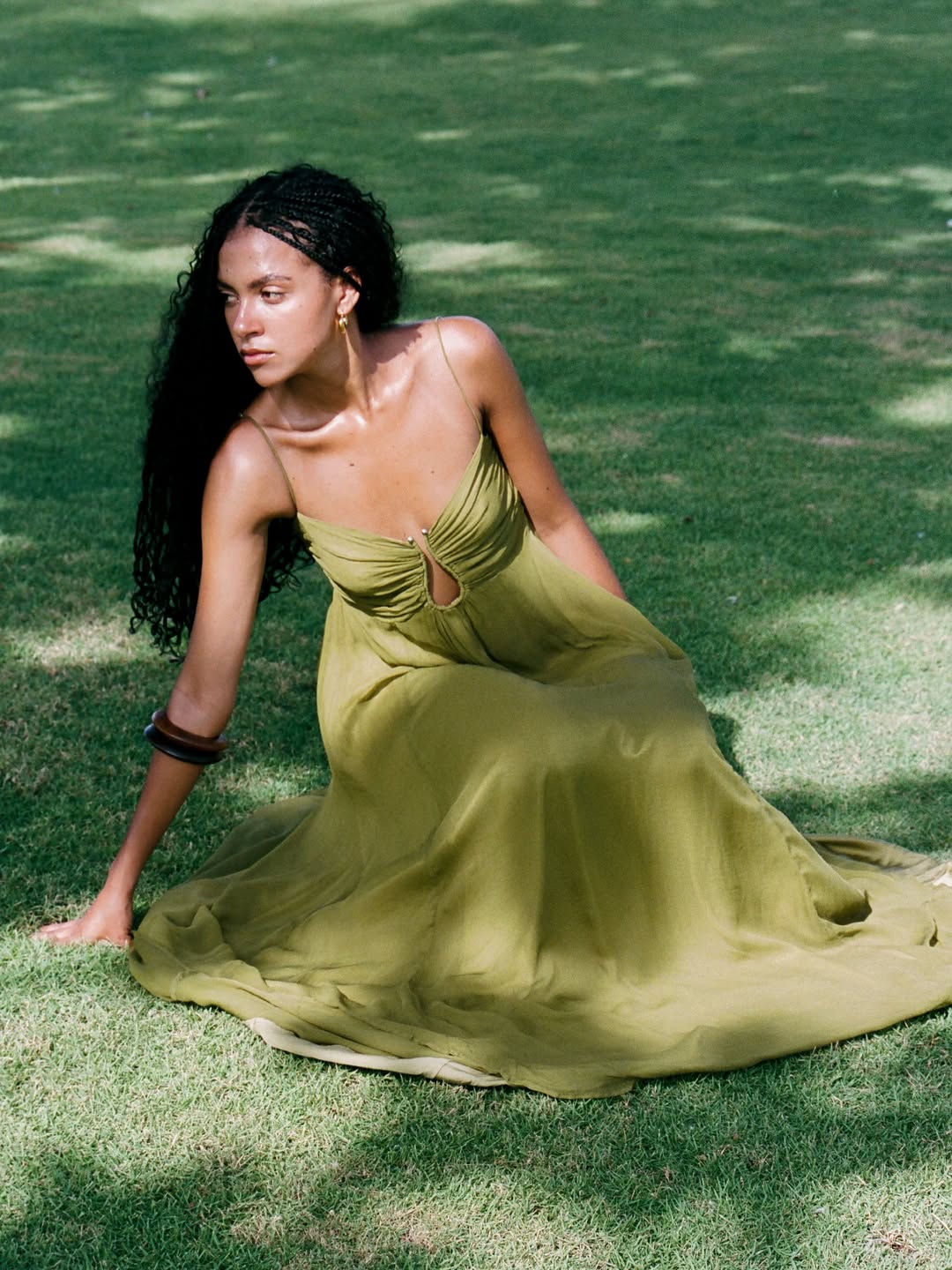 Vestido Aumare Hyères resort wear de lujo en verde olivo