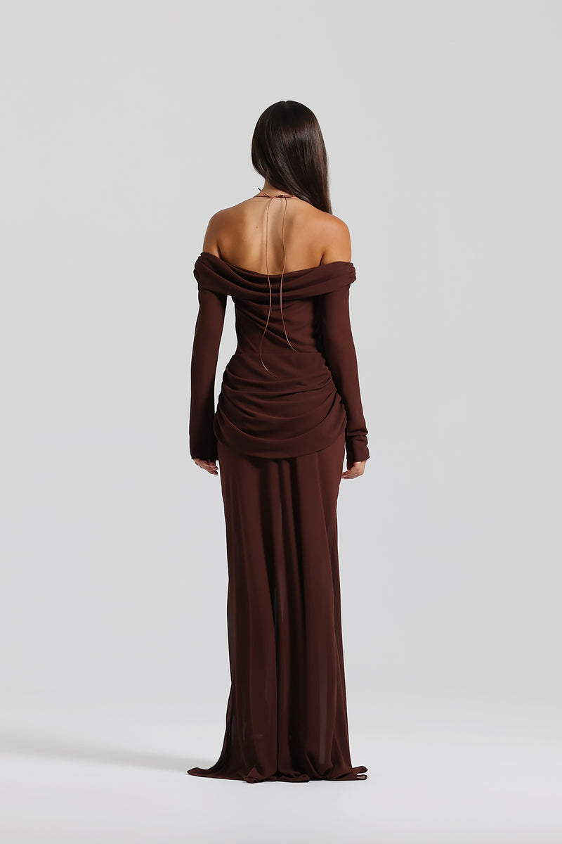 Vestido largo Aumare marrón vista de espalda