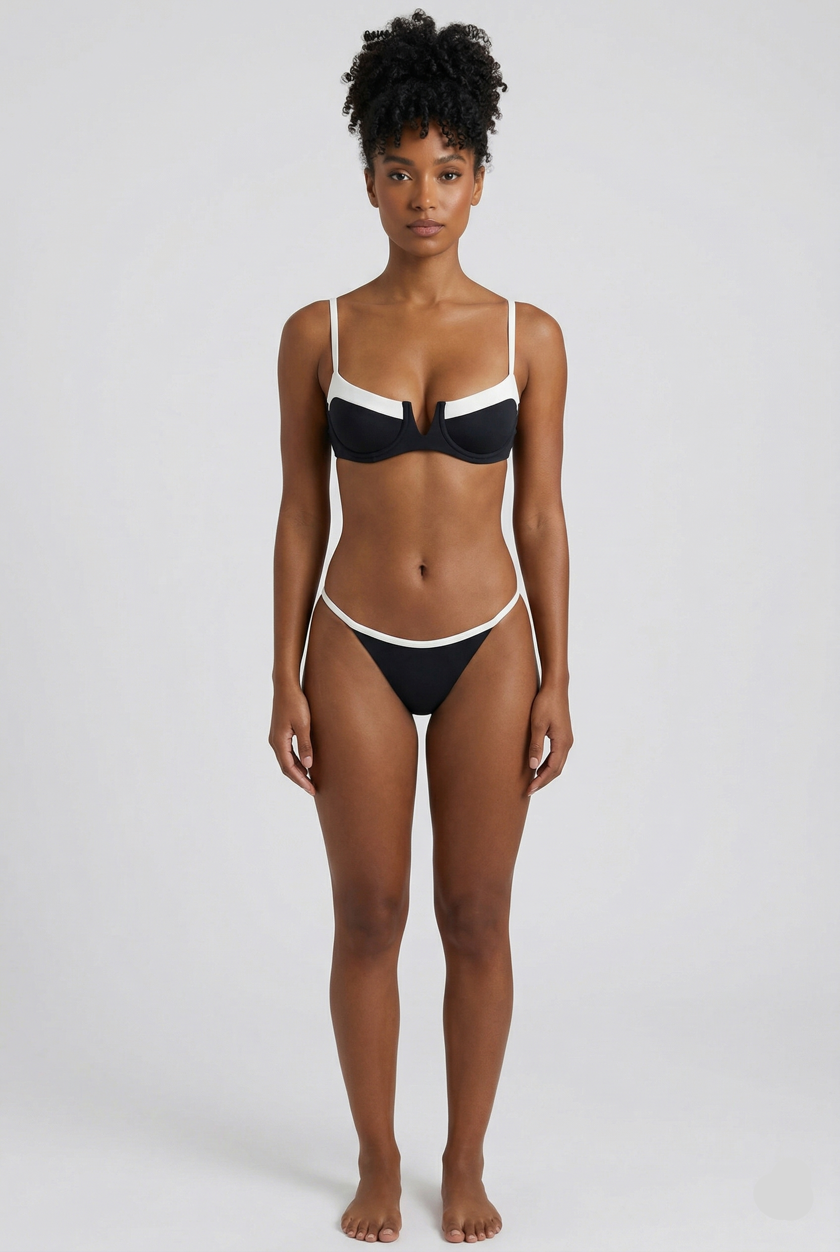 Bikini Aumare Sólveig negro con vivo blanco en escenario resort