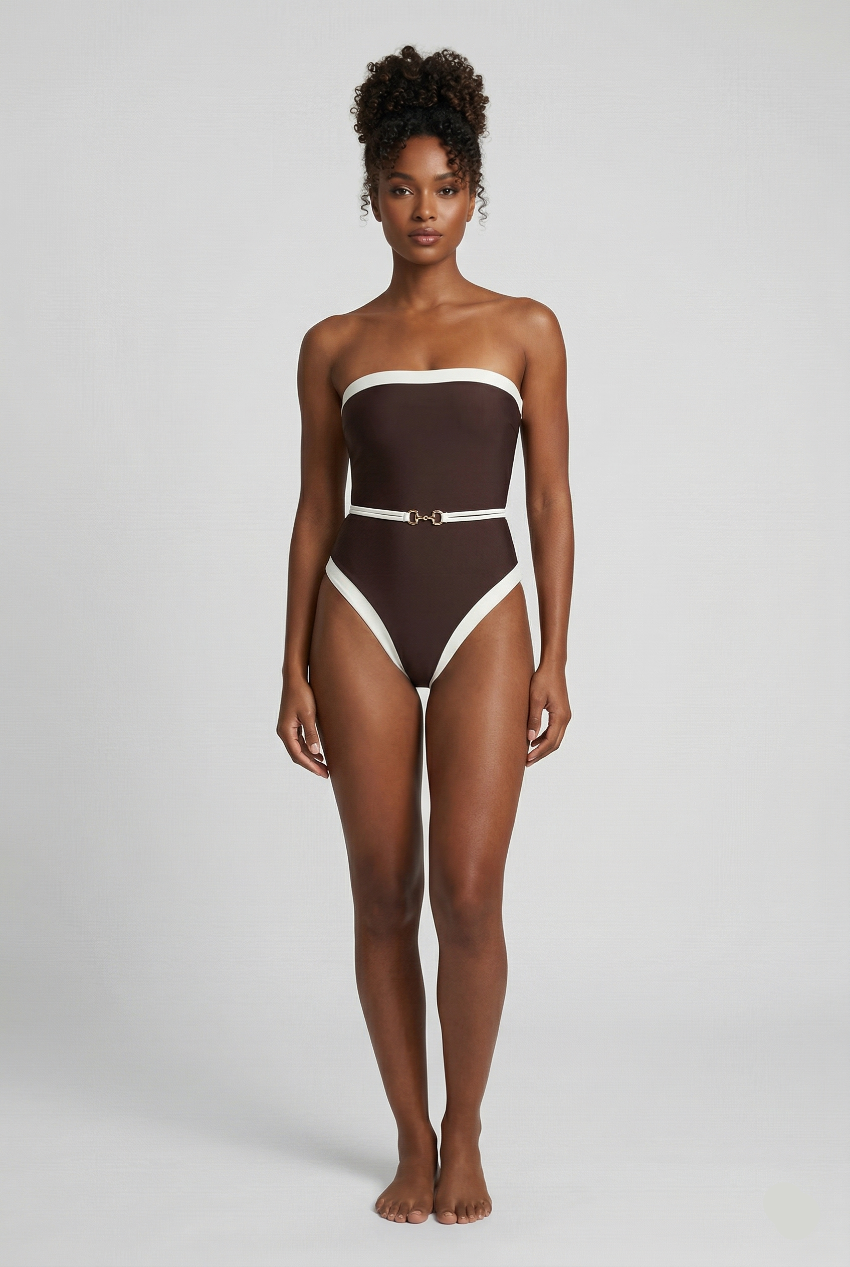 Maillot entero Aumare Gigi en marrón con ribetes crema — cuerpo completo