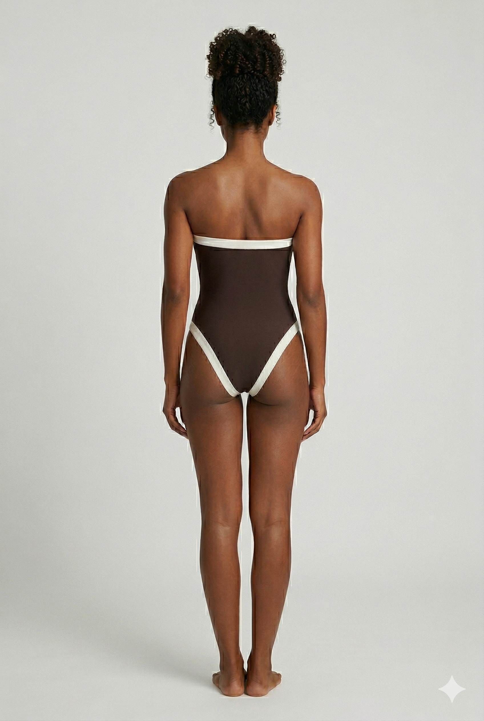 Traje de baño entero strapless marrón Aumare Gigi — vista de estudio
