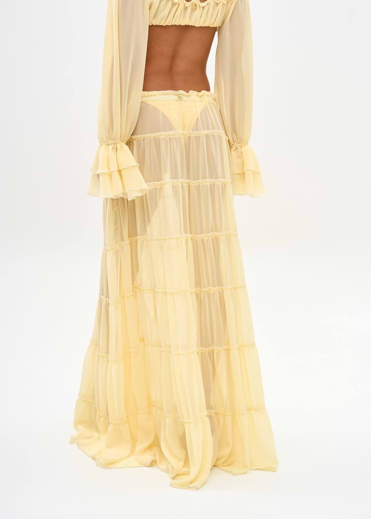 Conjunto Aumare Tankah amarillo de cuerpo entero al atardecer