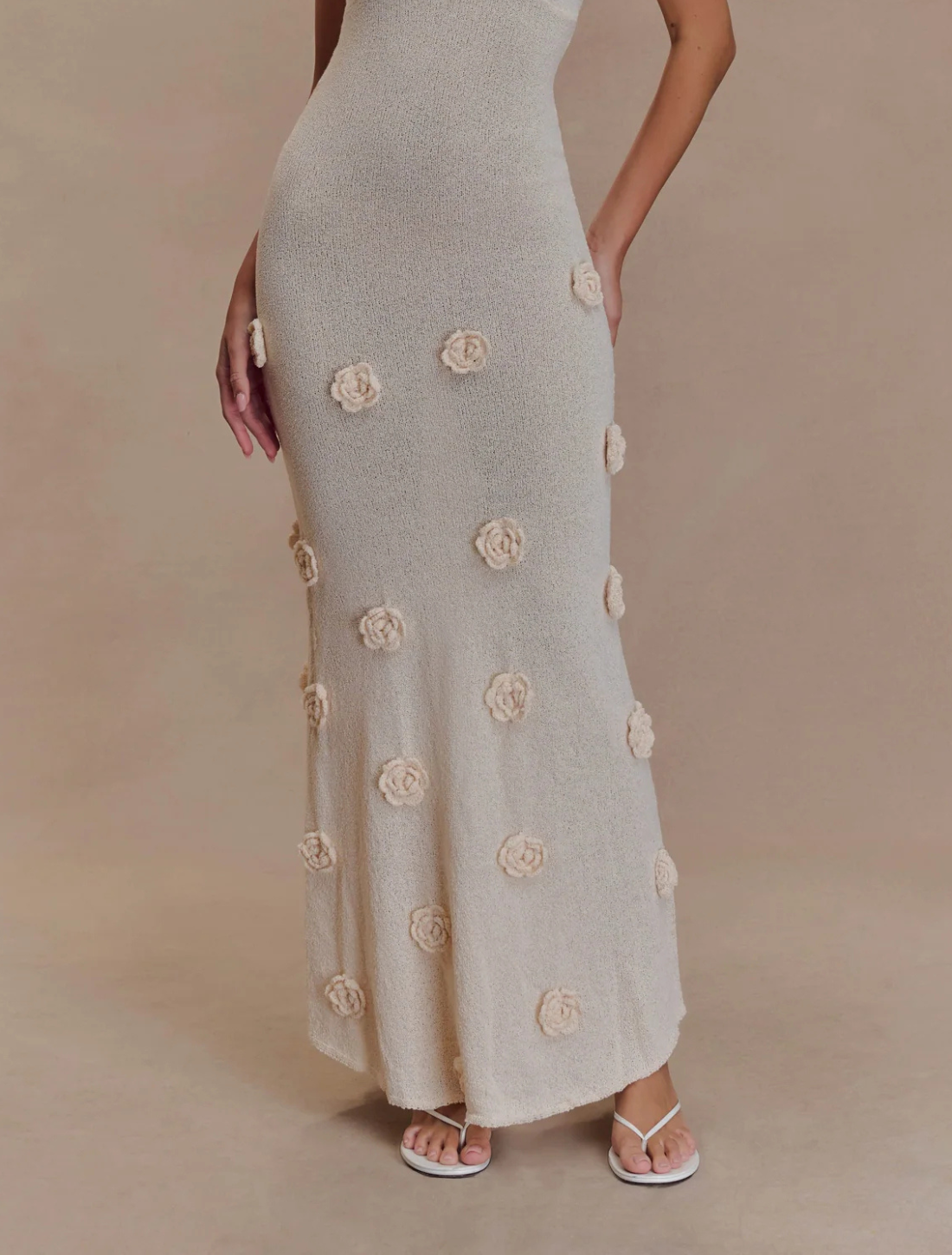 Vestido Aumare Hydra crochet con apliques florales — detalle