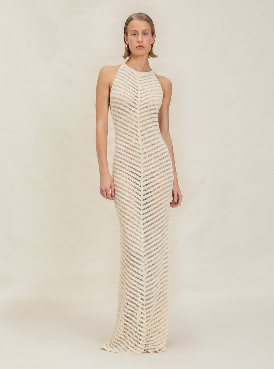 Modelo con vestido largo halter de crochet color beige