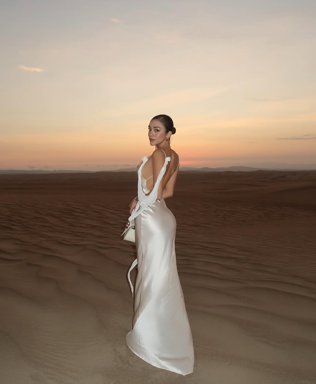 Modelo posando con vestido Otranto satinado
